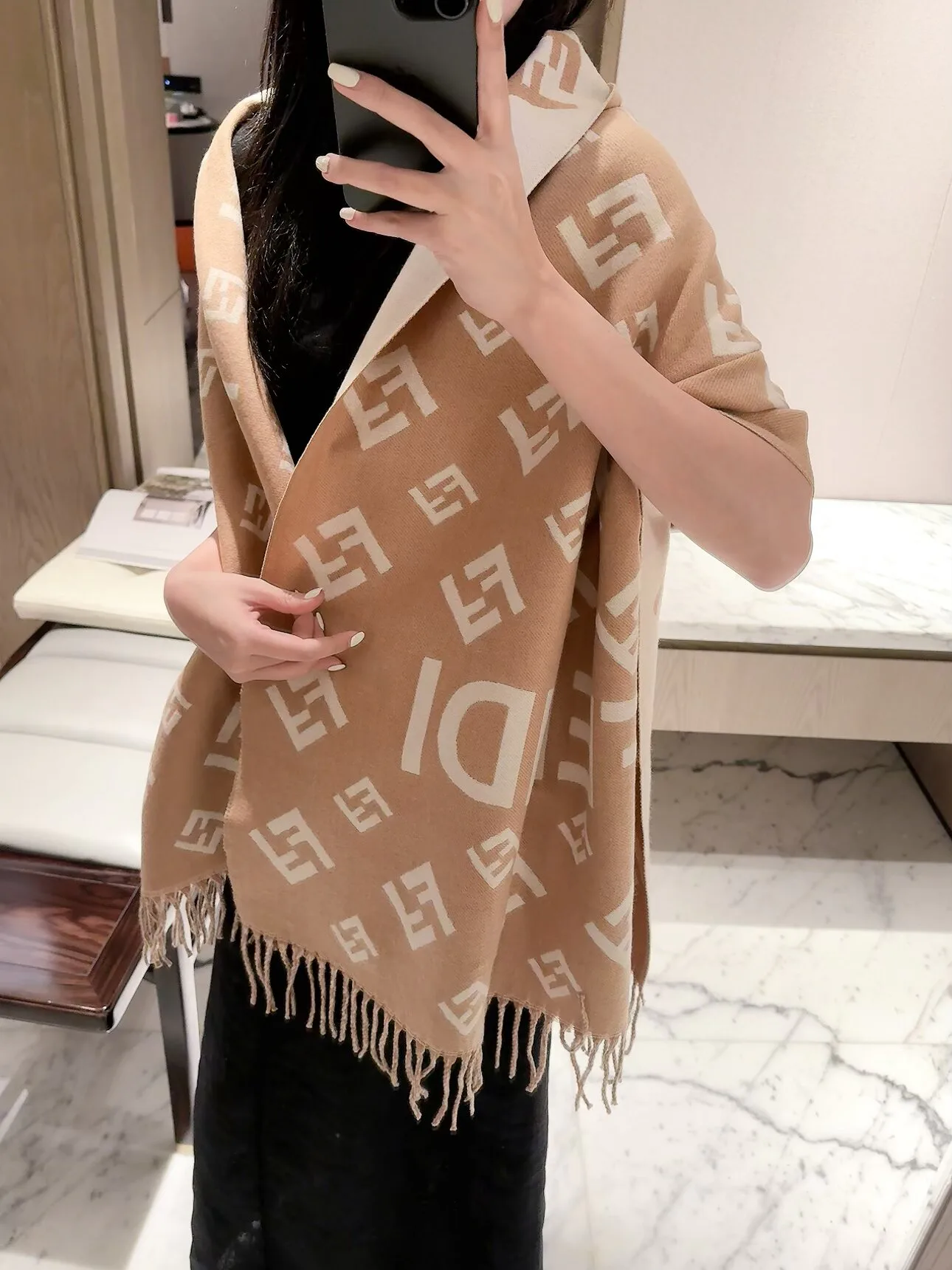 Шарфы Fendi 18322645