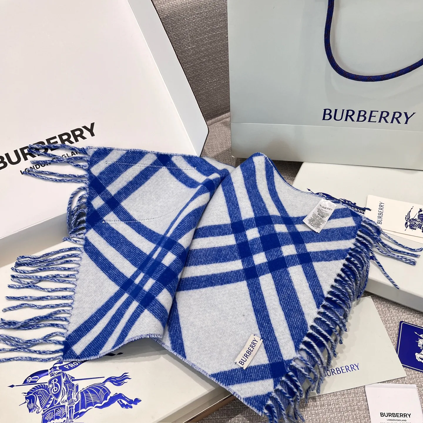 Шарфы Burberry 17945519