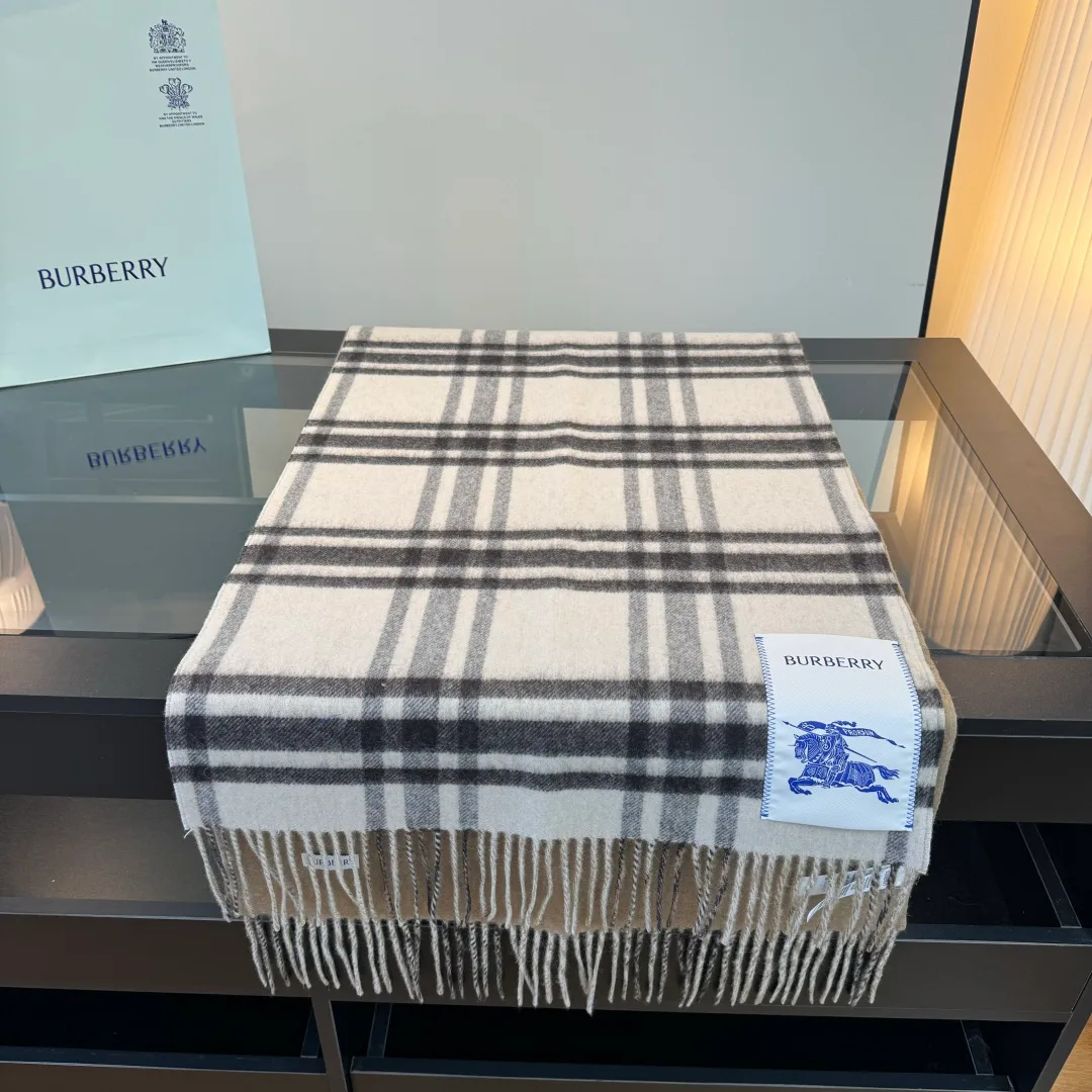 Шарфы Burberry 18627289