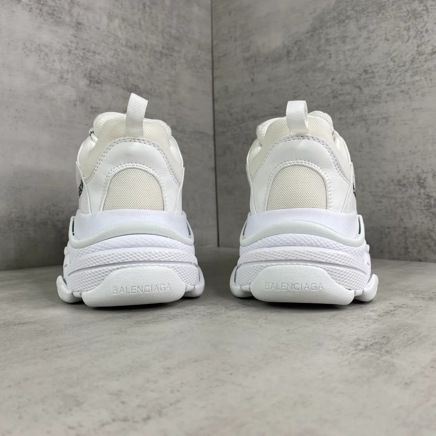 Кроссовки Женские Balenciaga 18686621