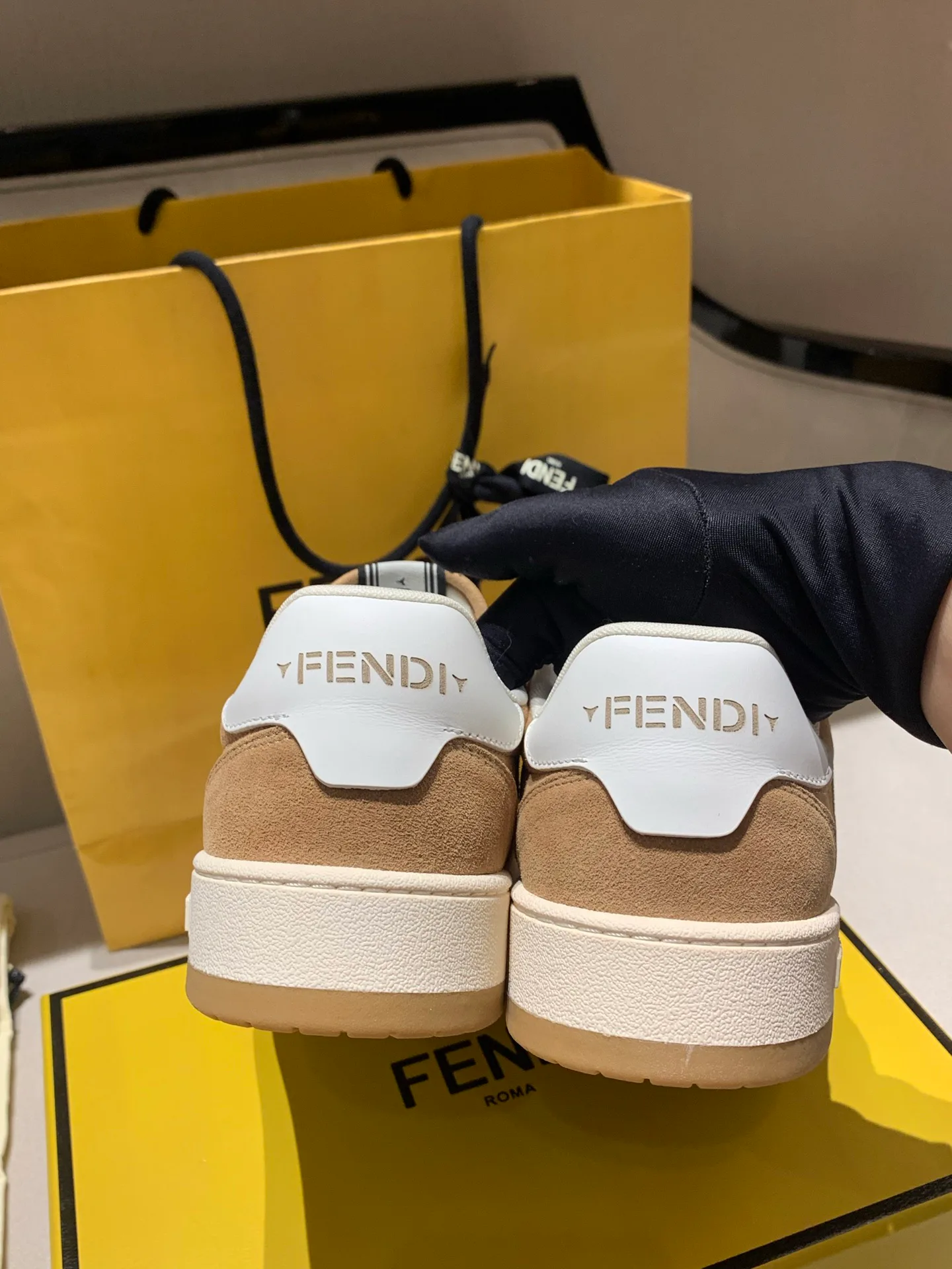 Кроссовки Женские Fendi 18228112