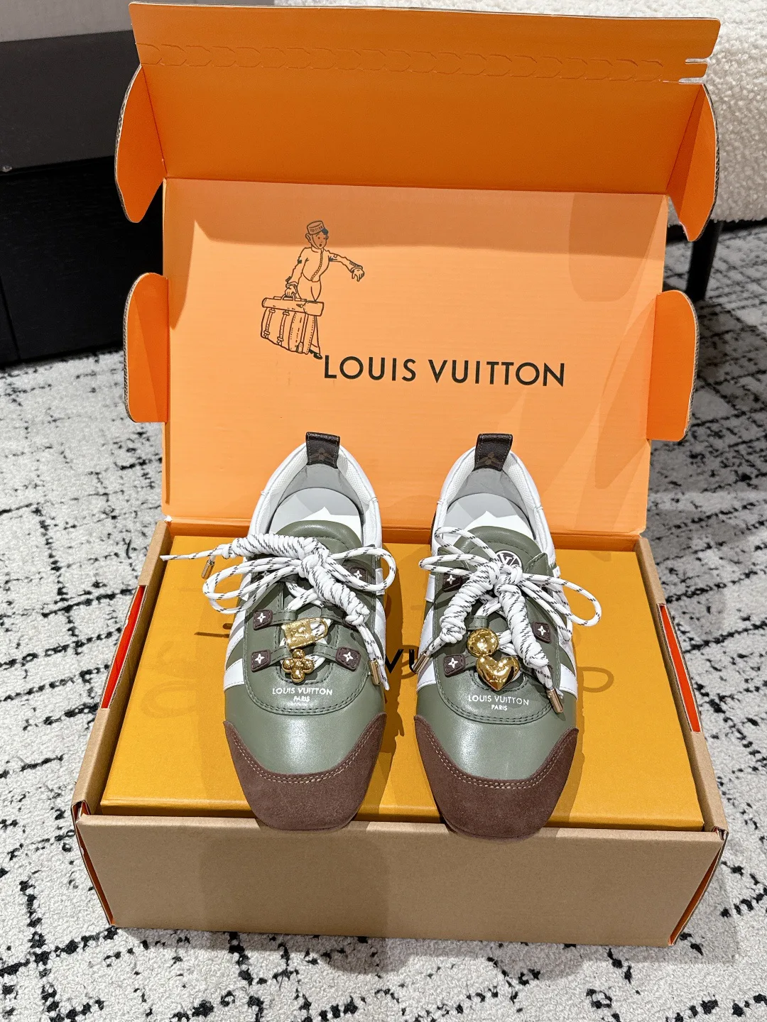 Кроссовки Женские Louis Vuitton 18409717