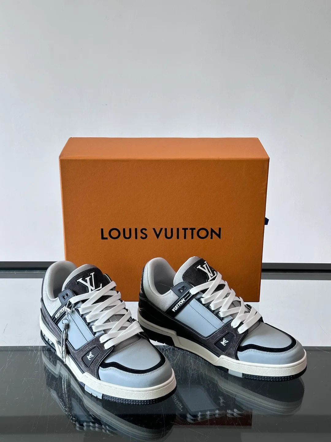 Кроссовки Женские Louis Vuitton 17914079