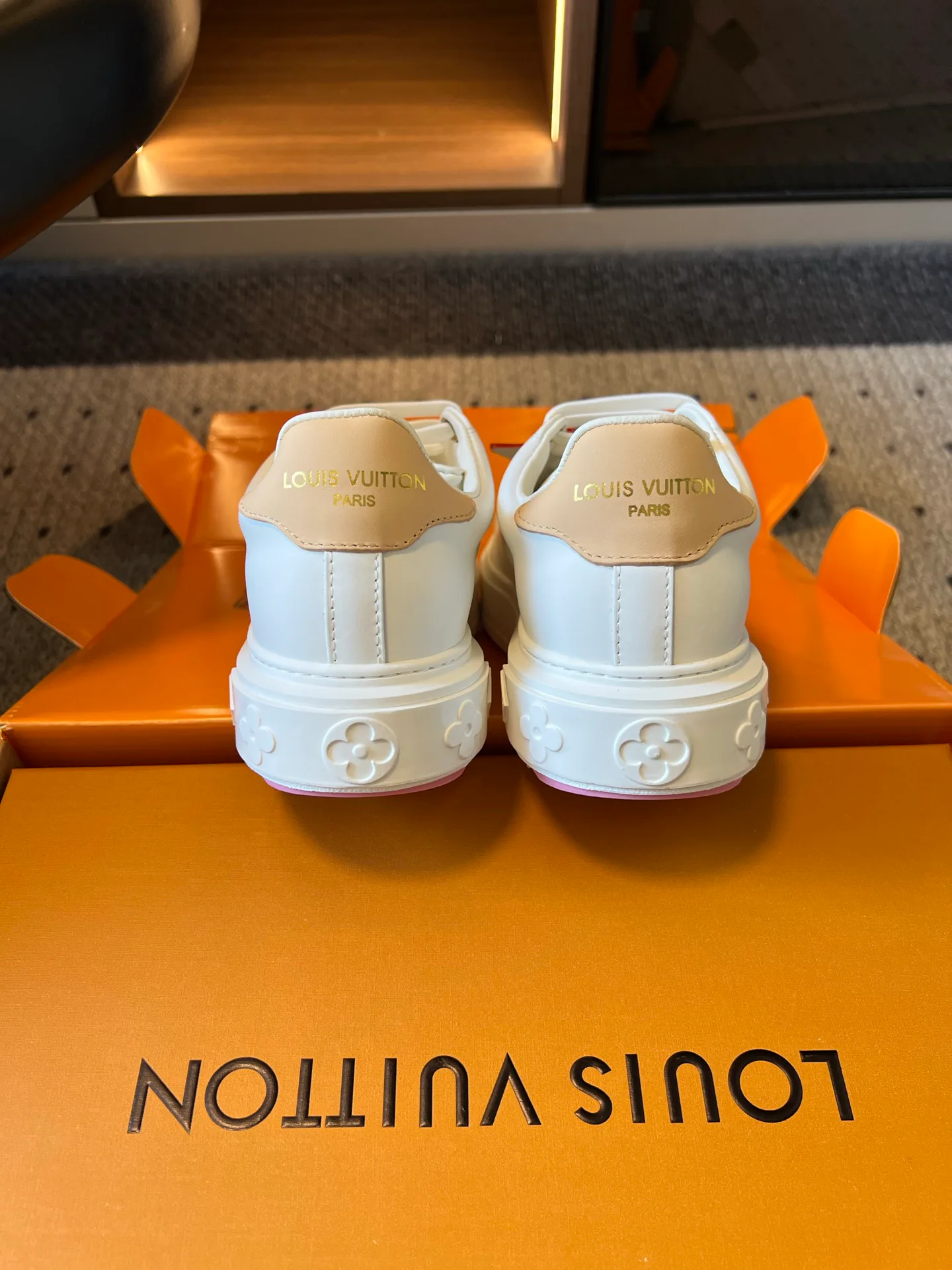 Кроссовки Женские Louis Vuitton 18457652