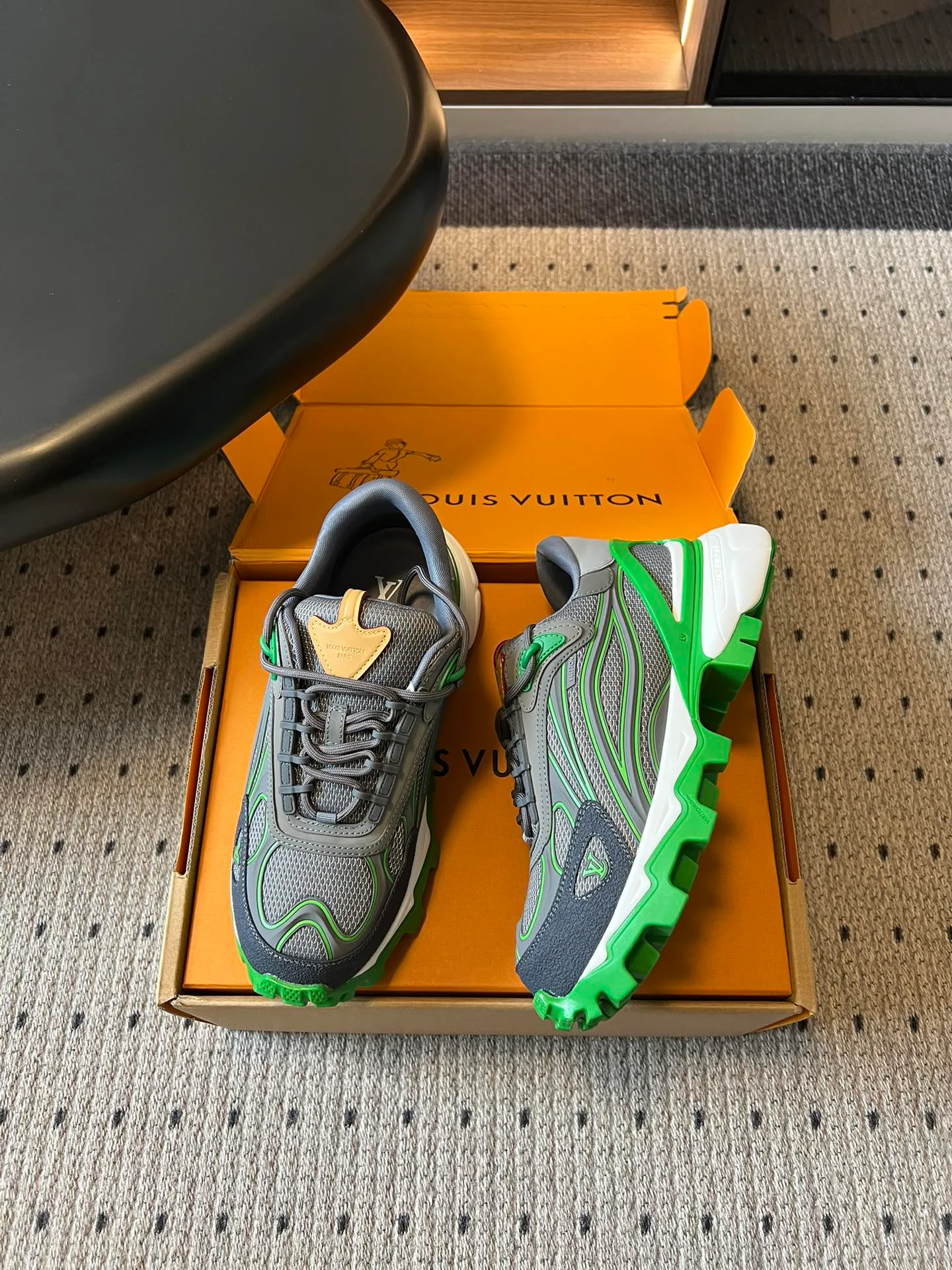 Кроссовки Женские Louis Vuitton 13368294