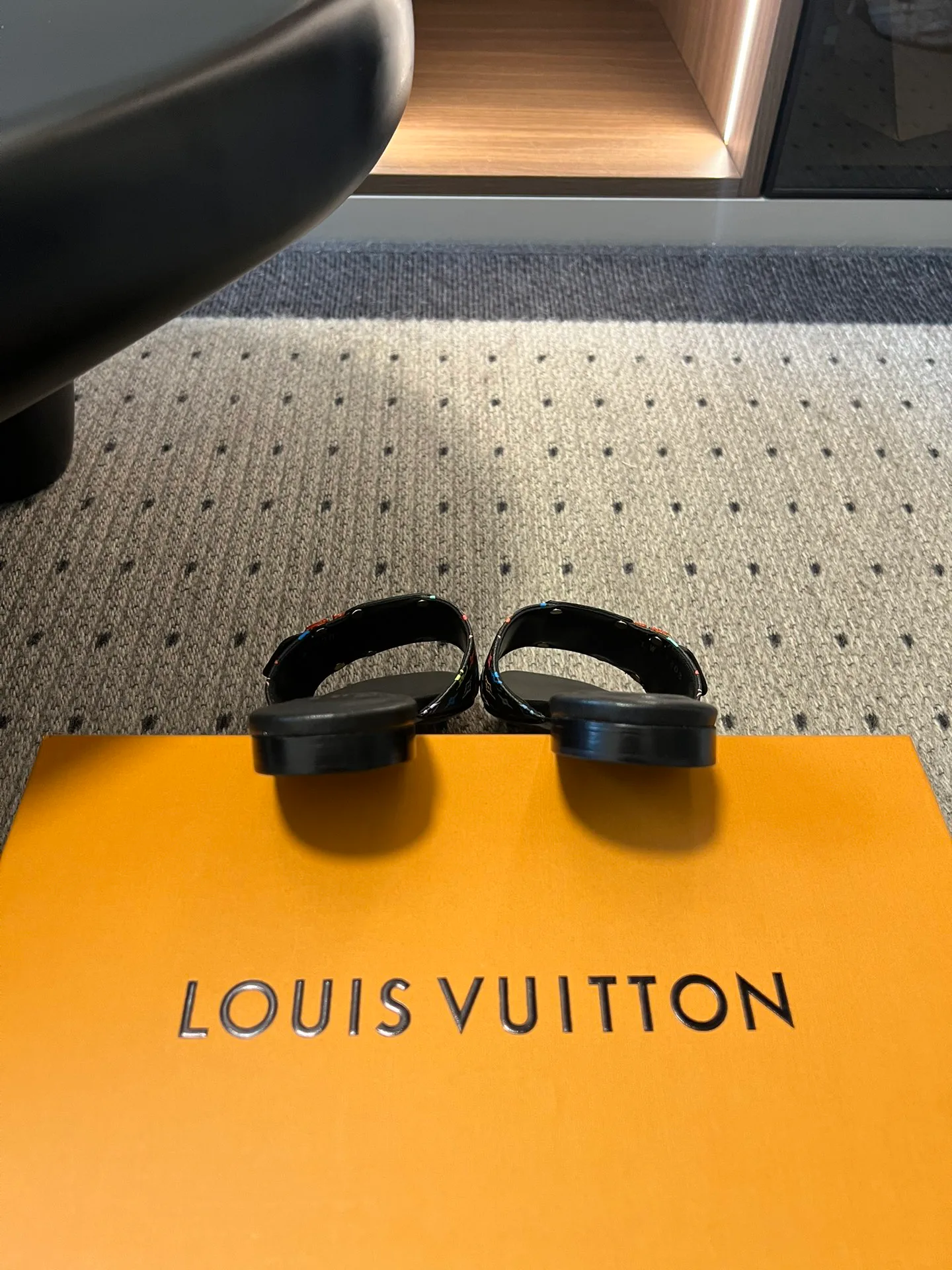 Шлепанцы Женские Louis Vuitton 11755110