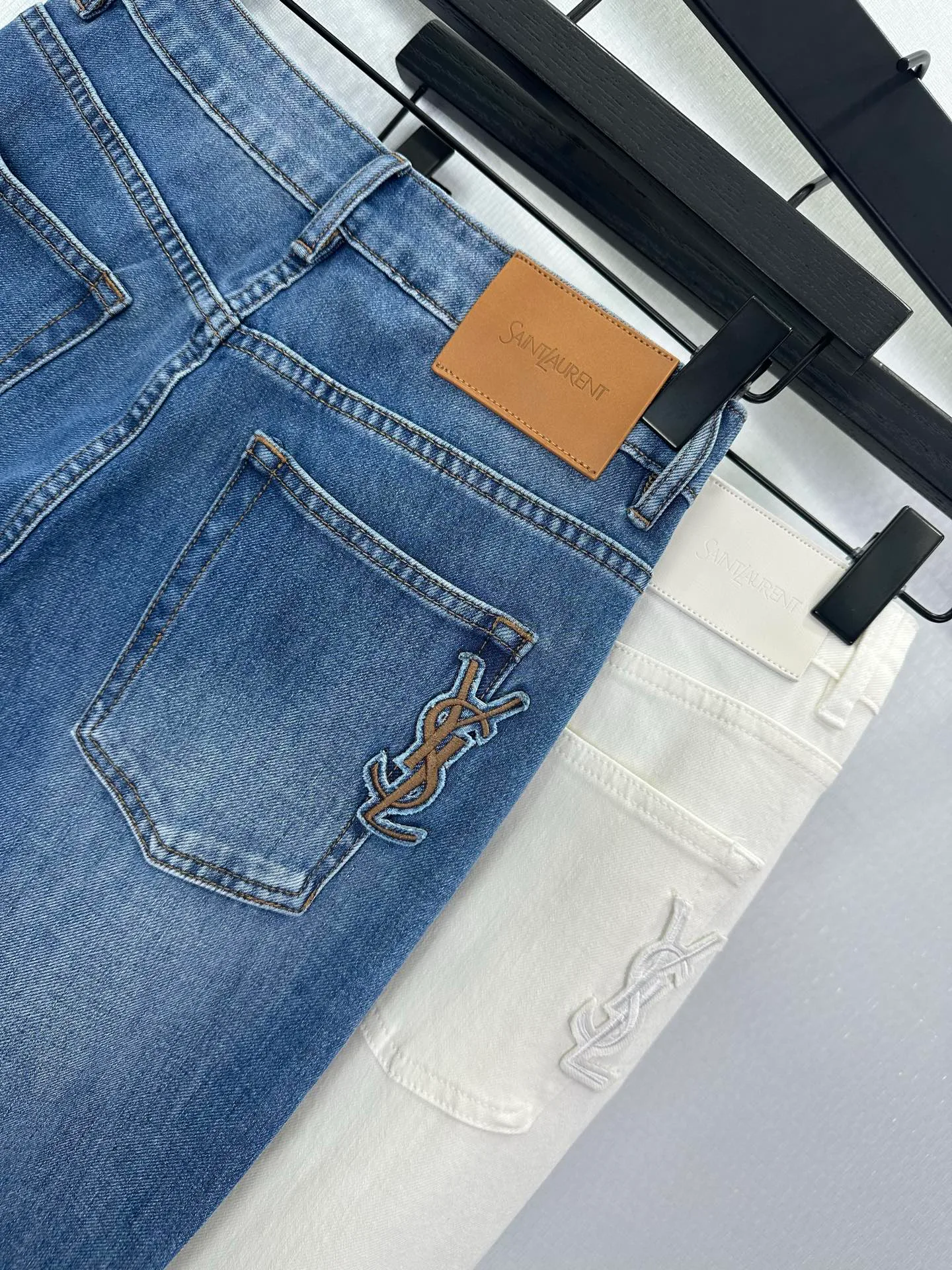 Джинсы Женские Saint Laurent 18903254