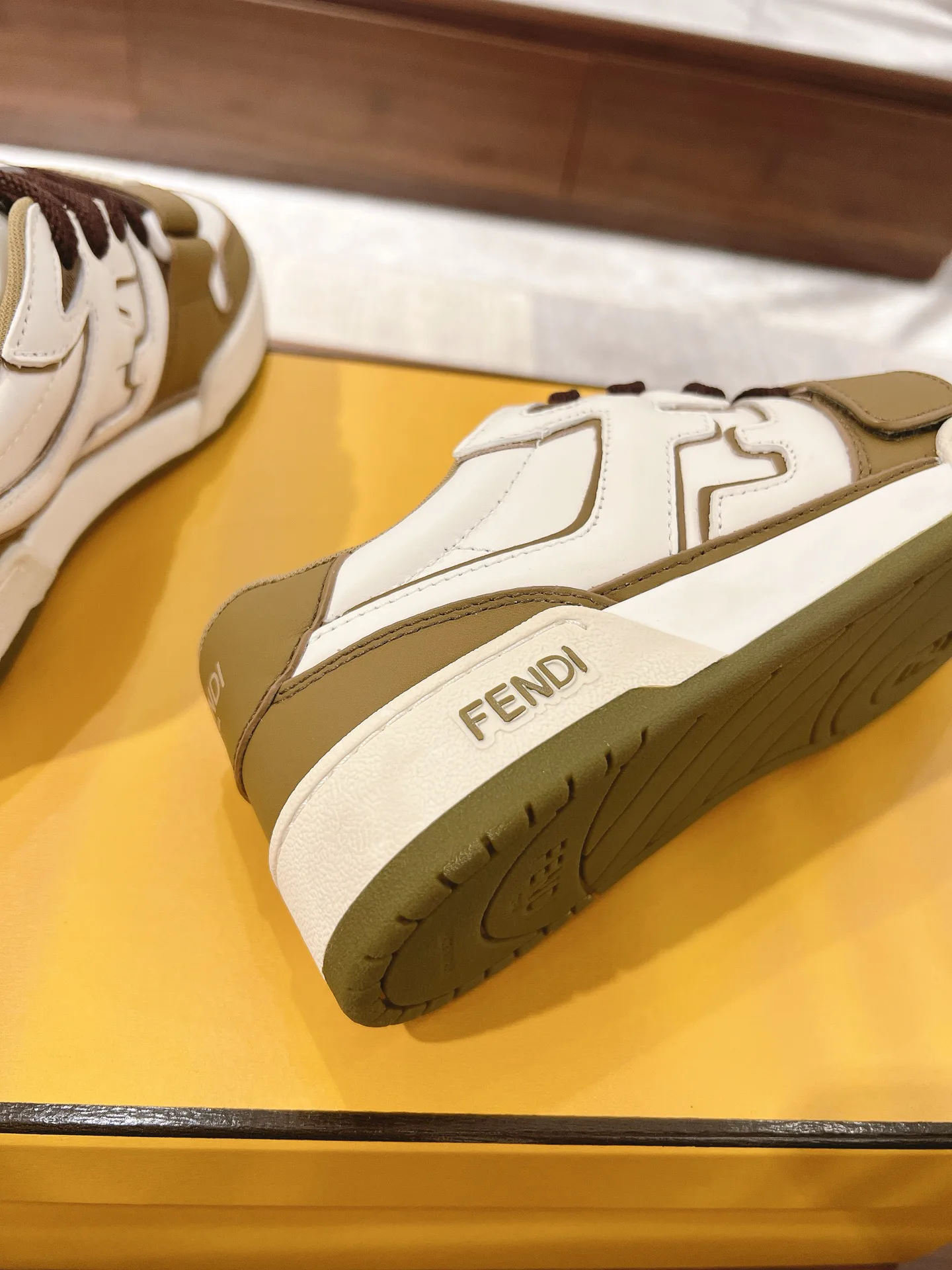 Кроссовки Женские Fendi 18219542