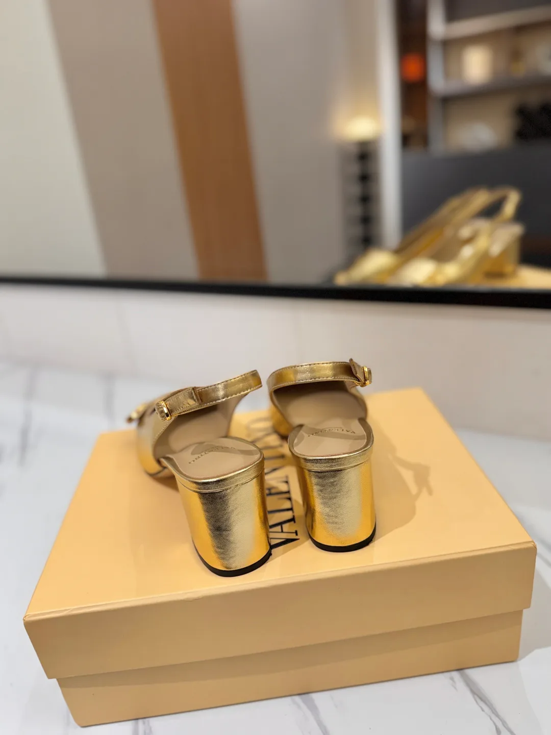 Босоножки Женские Valentino 18134902