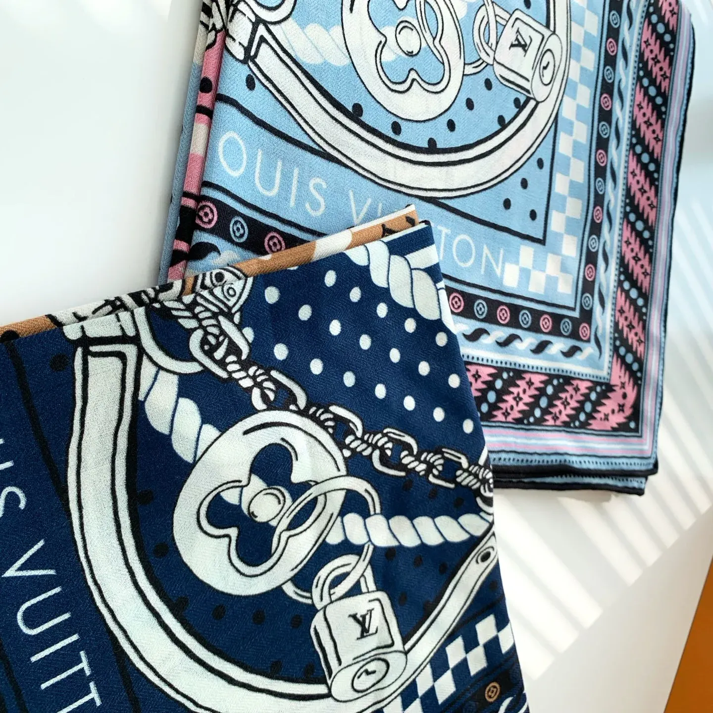 Шарфы Louis Vuitton 110419