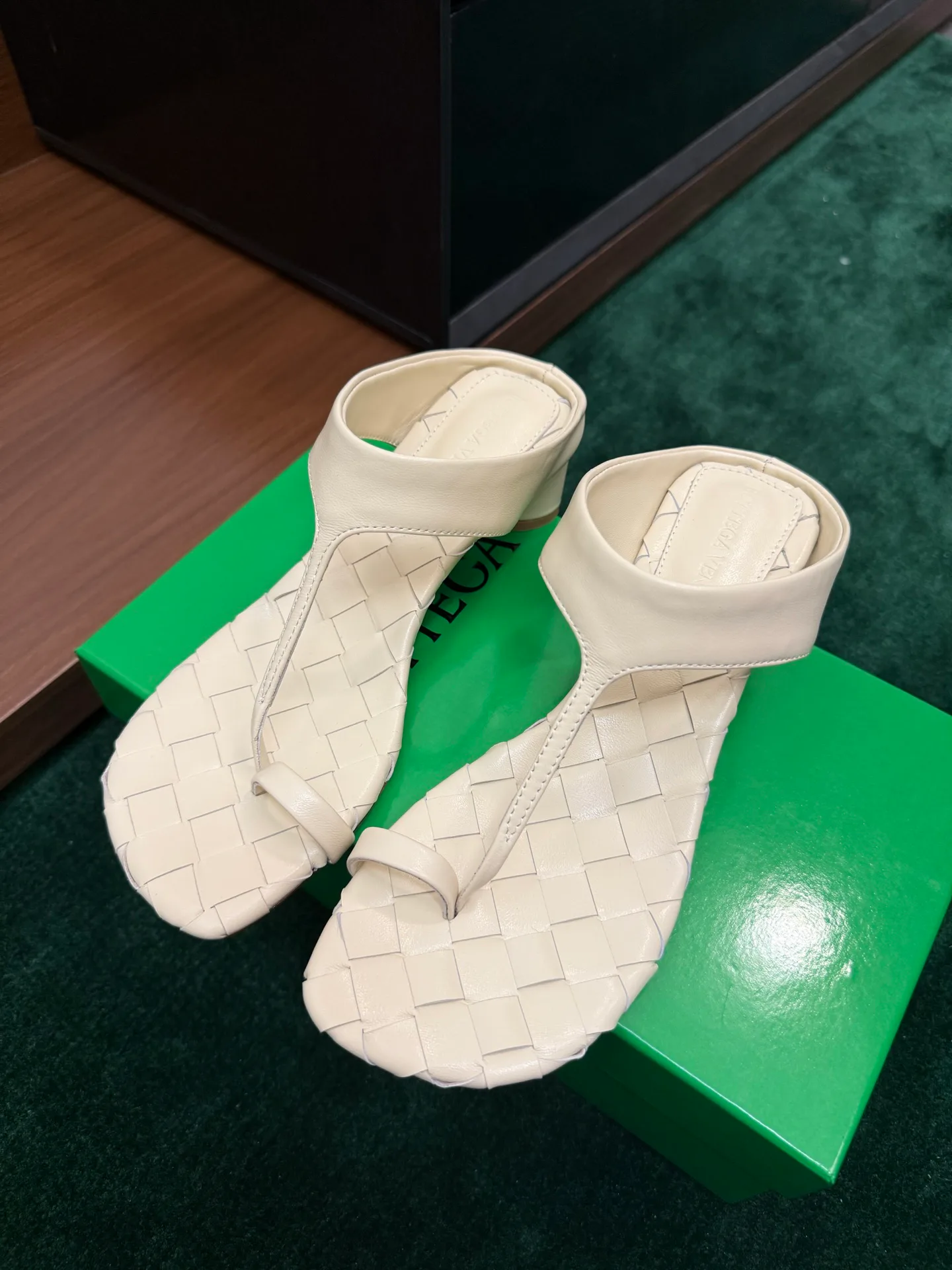 Шлепанцы Женские Bottega Veneta 17386154