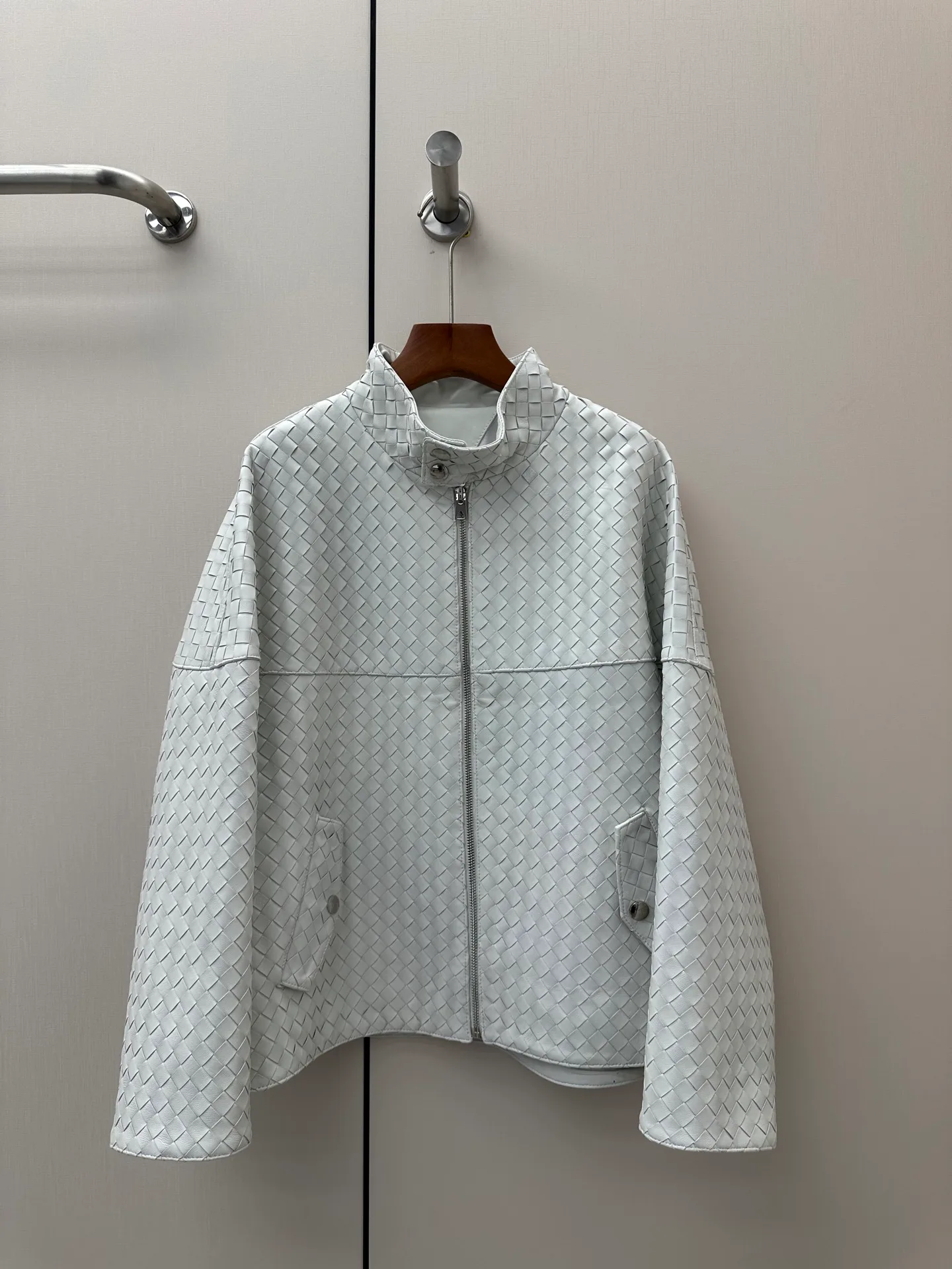 Кожаные Куртки И Дублёнки Женские Bottega Veneta 18061239