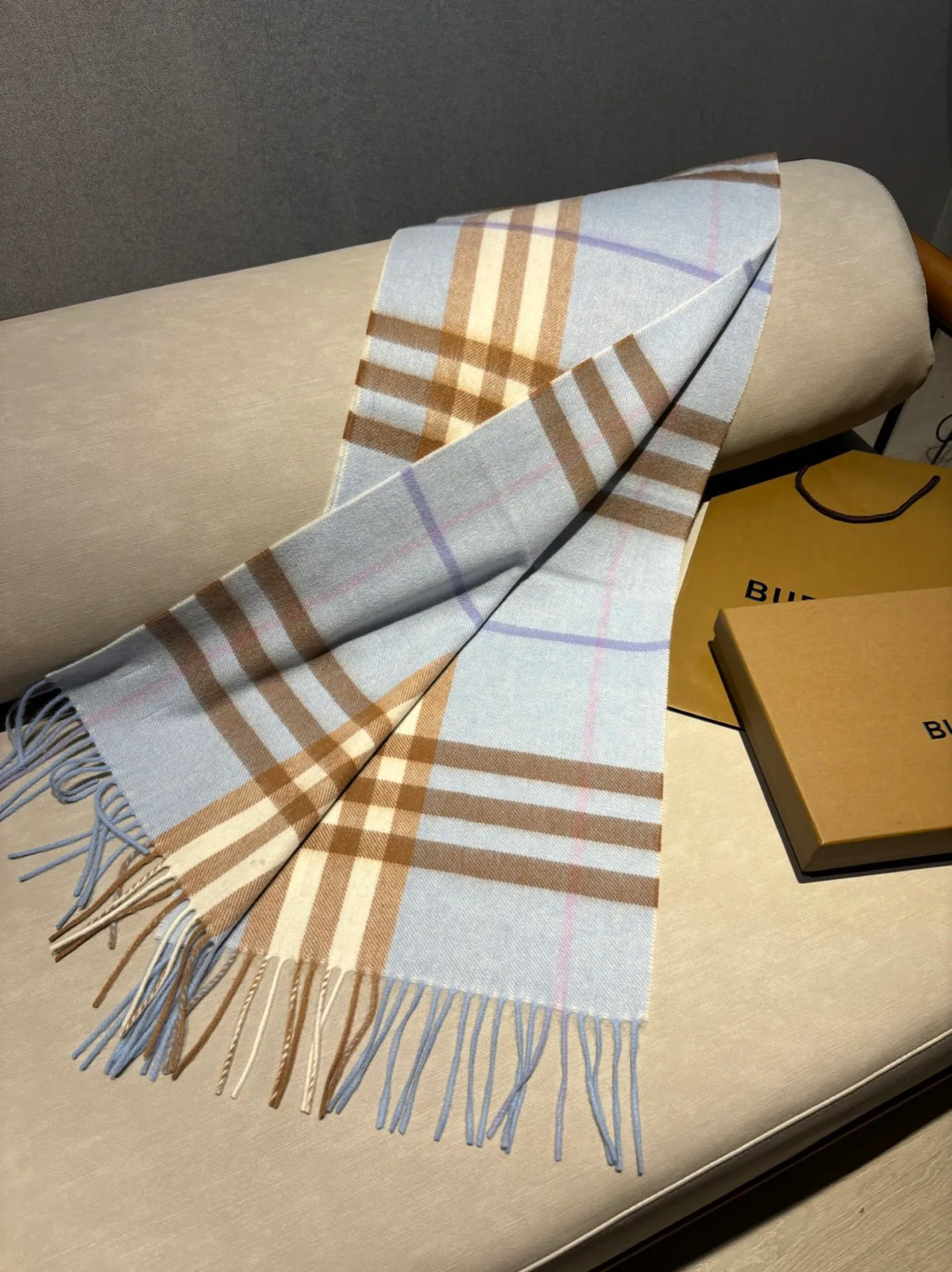 Шарфы Burberry 18507480