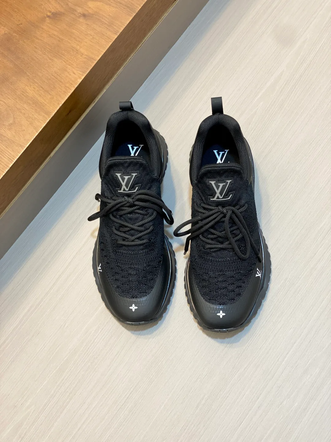 Кроссовки Мужские Louis Vuitton 18337596