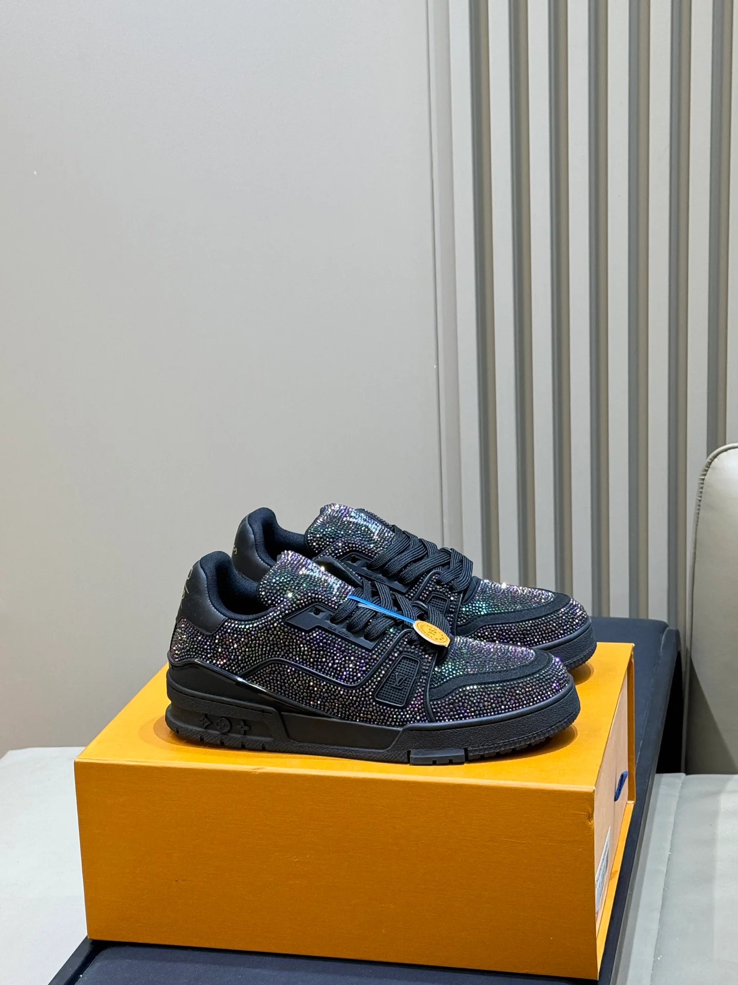 Кроссовки Женские Louis Vuitton 18073561