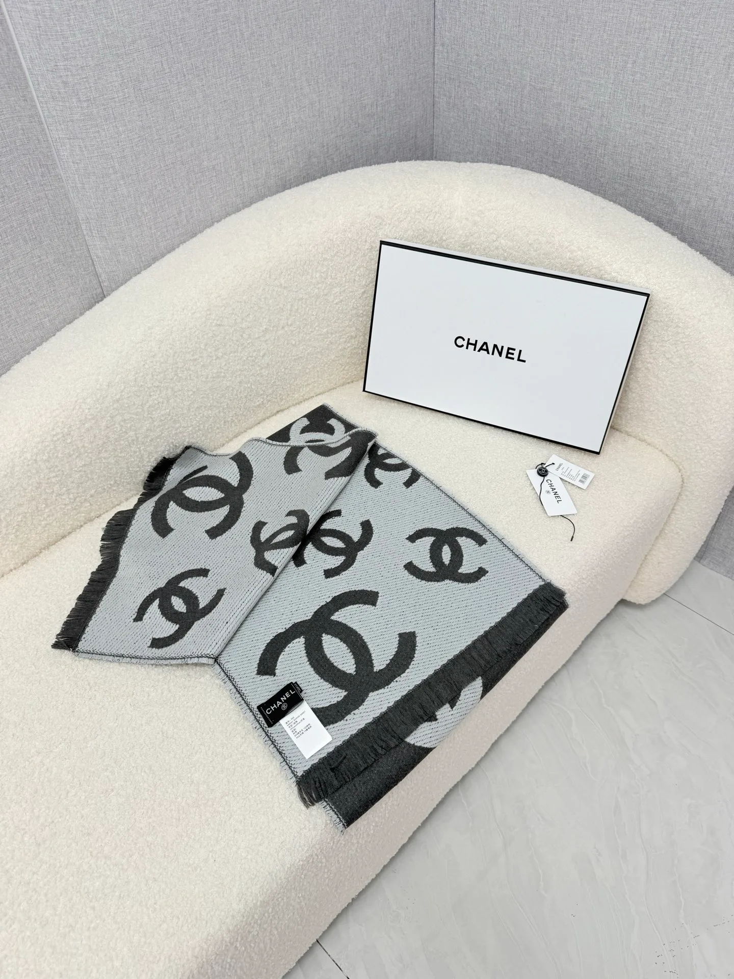Шарфы Chanel 18675460