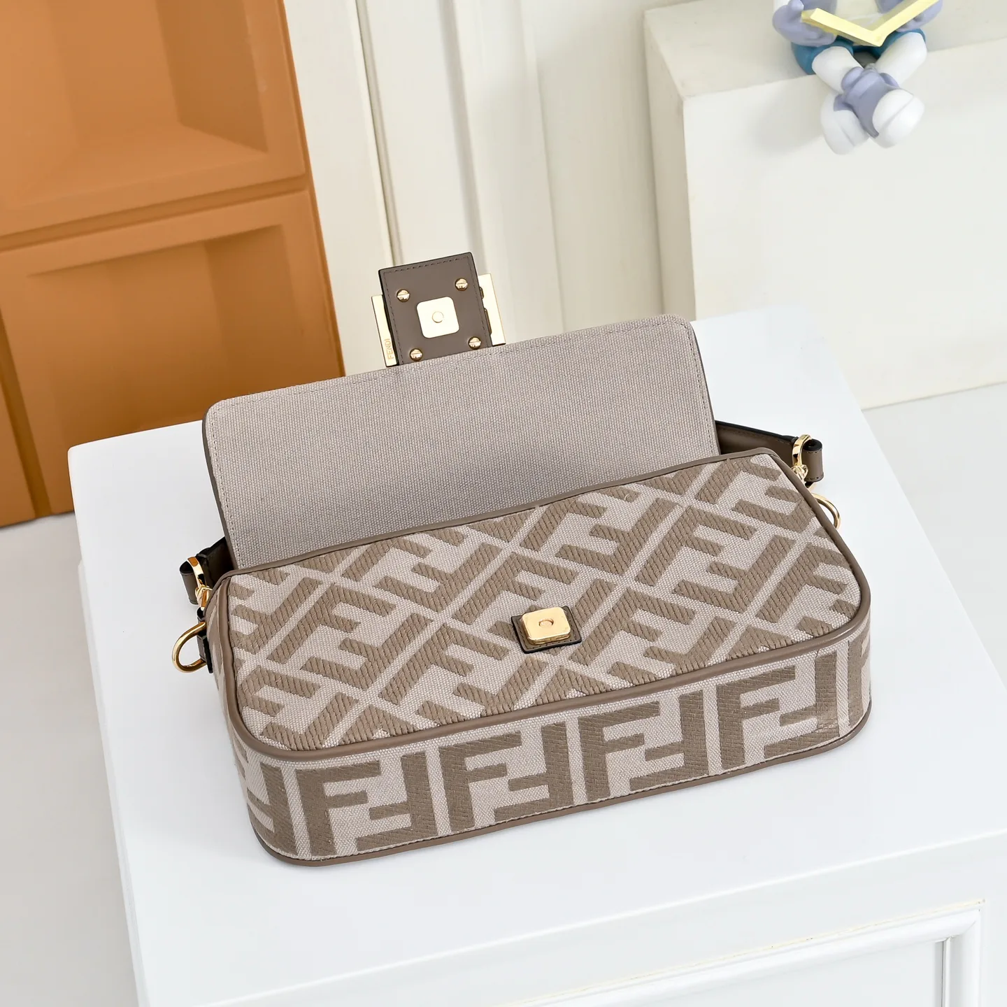 Классические Сумки Женские Fendi 18004263