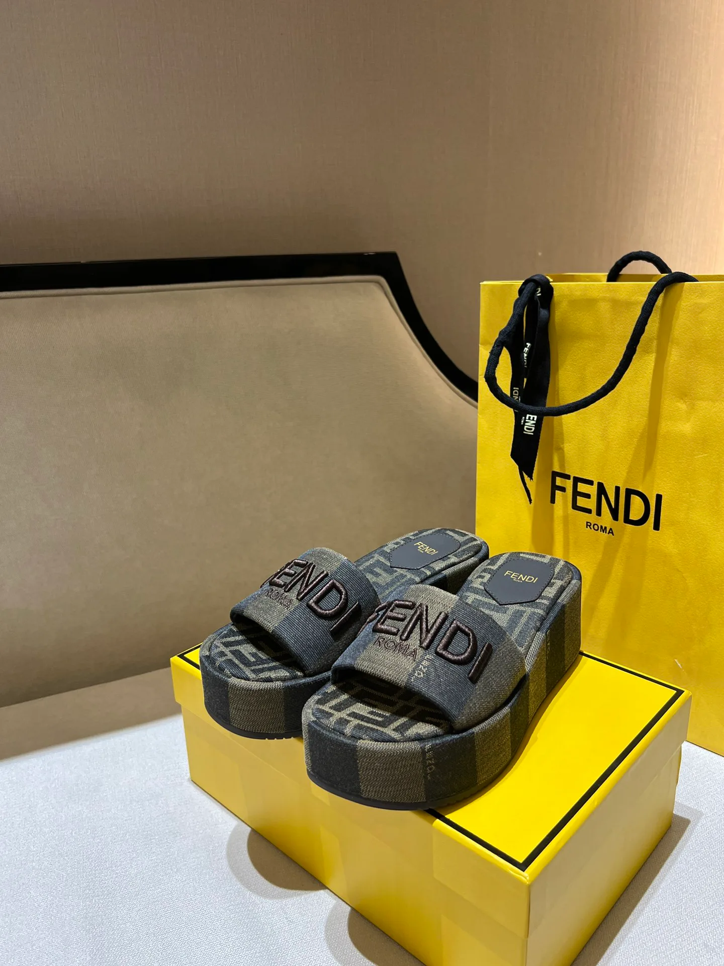 Шлепанцы Женские Fendi 8662