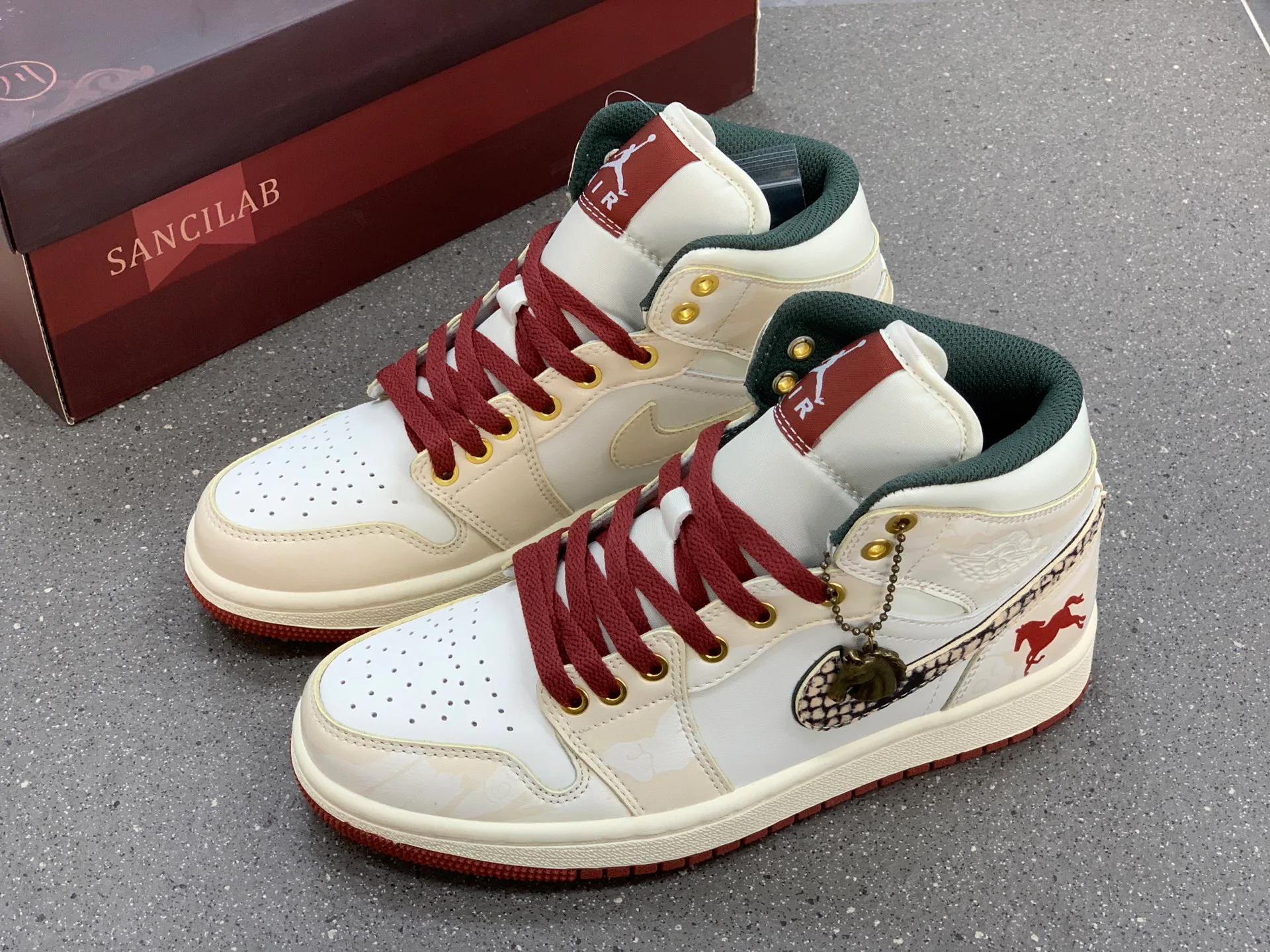 Кроссовки Женские Air Jordan 839921