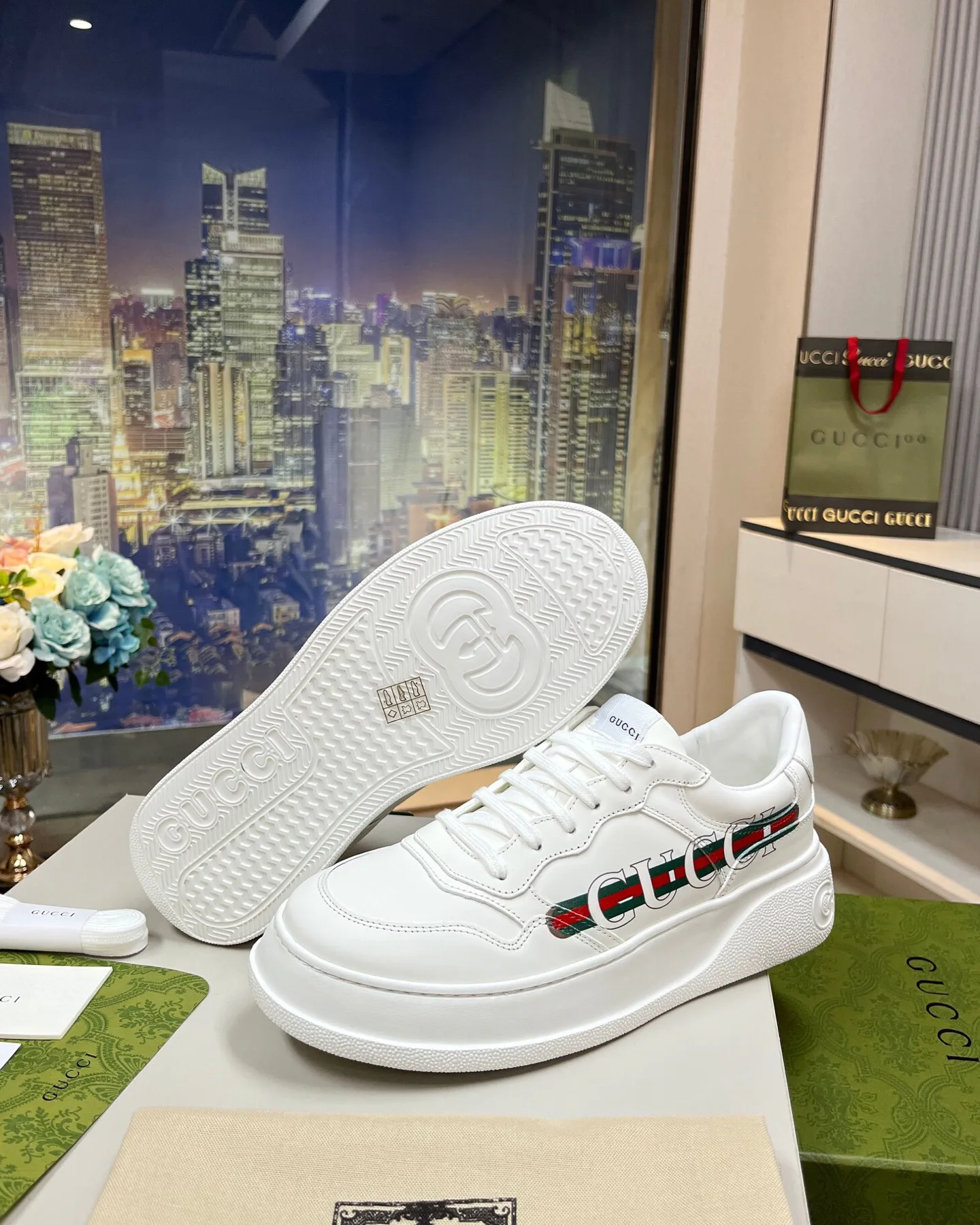 Кроссовки Женские Gucci 18369596