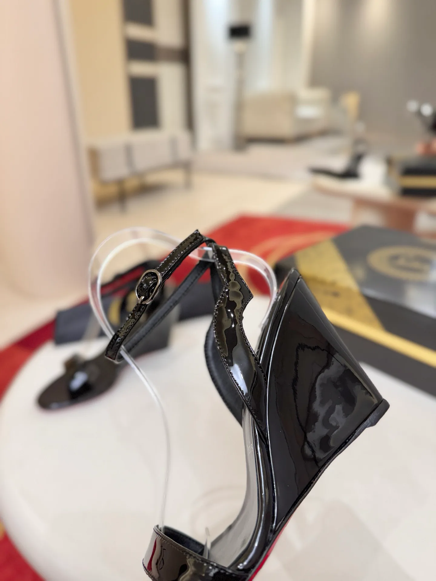 Босоножки Женские Christian Louboutin 18500926