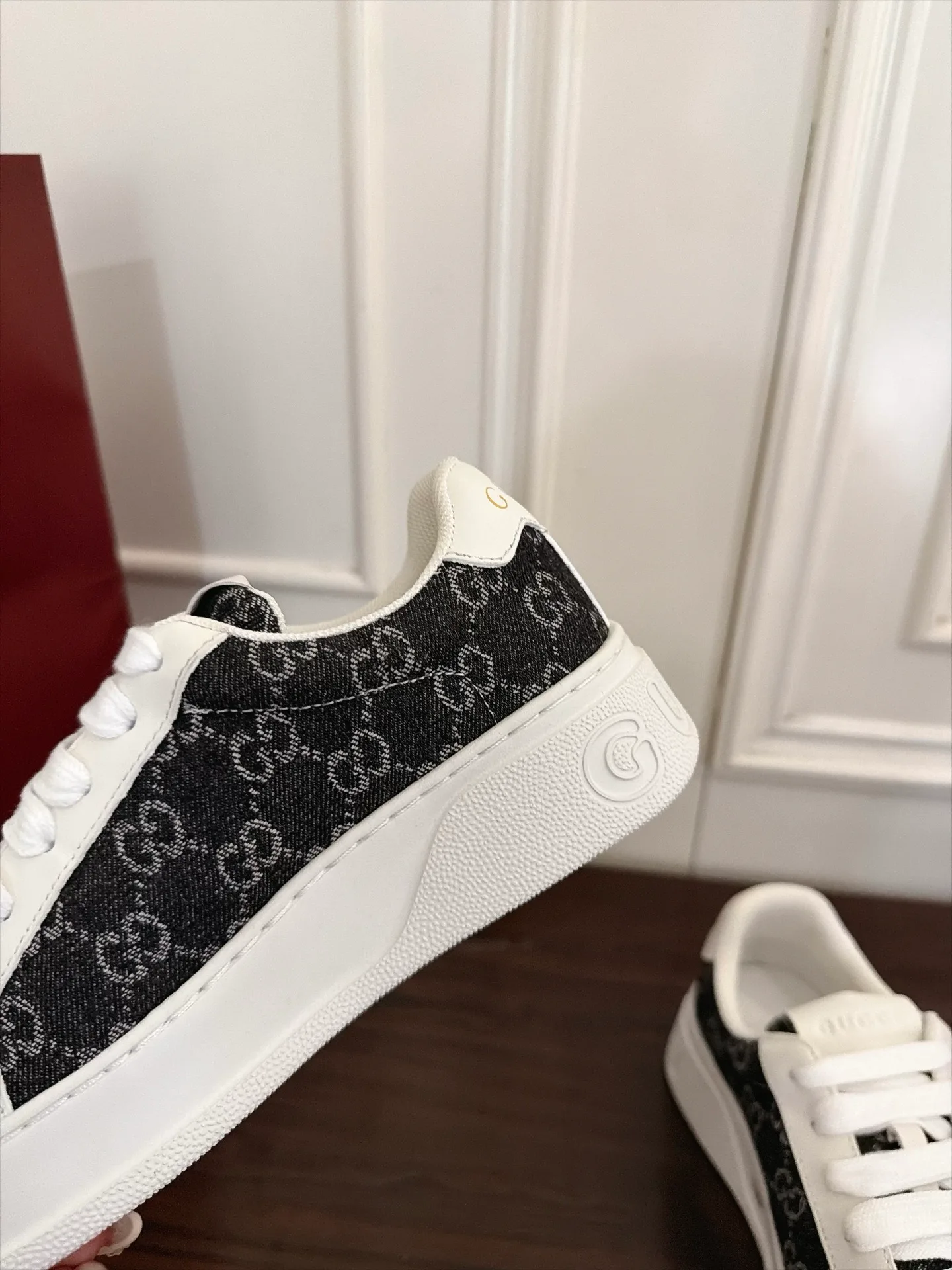 Кроссовки Женские Gucci 18889321