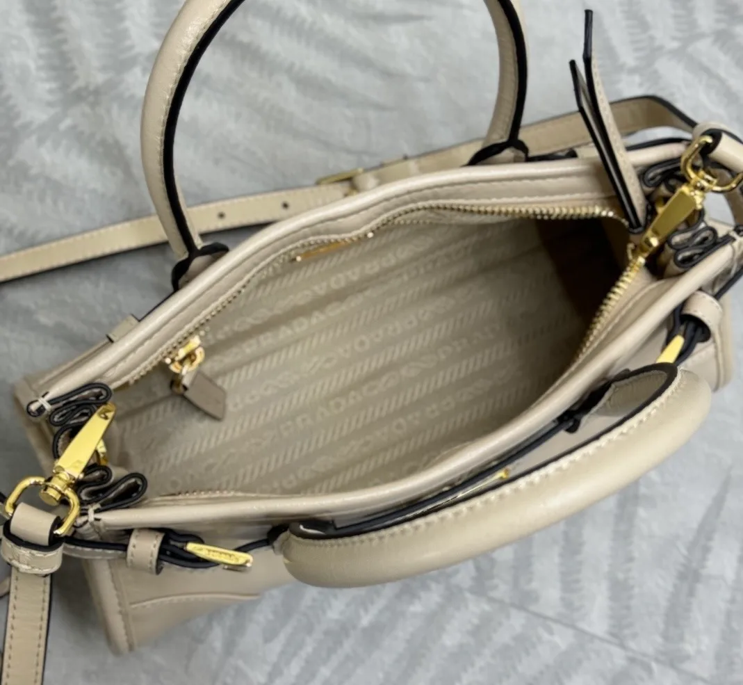 Сумки На Ремне Женские Prada 11682130