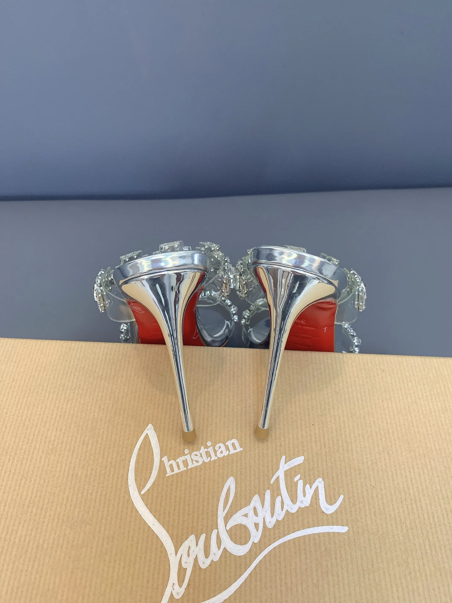 Босоножки Женские Christian Louboutin 17656592