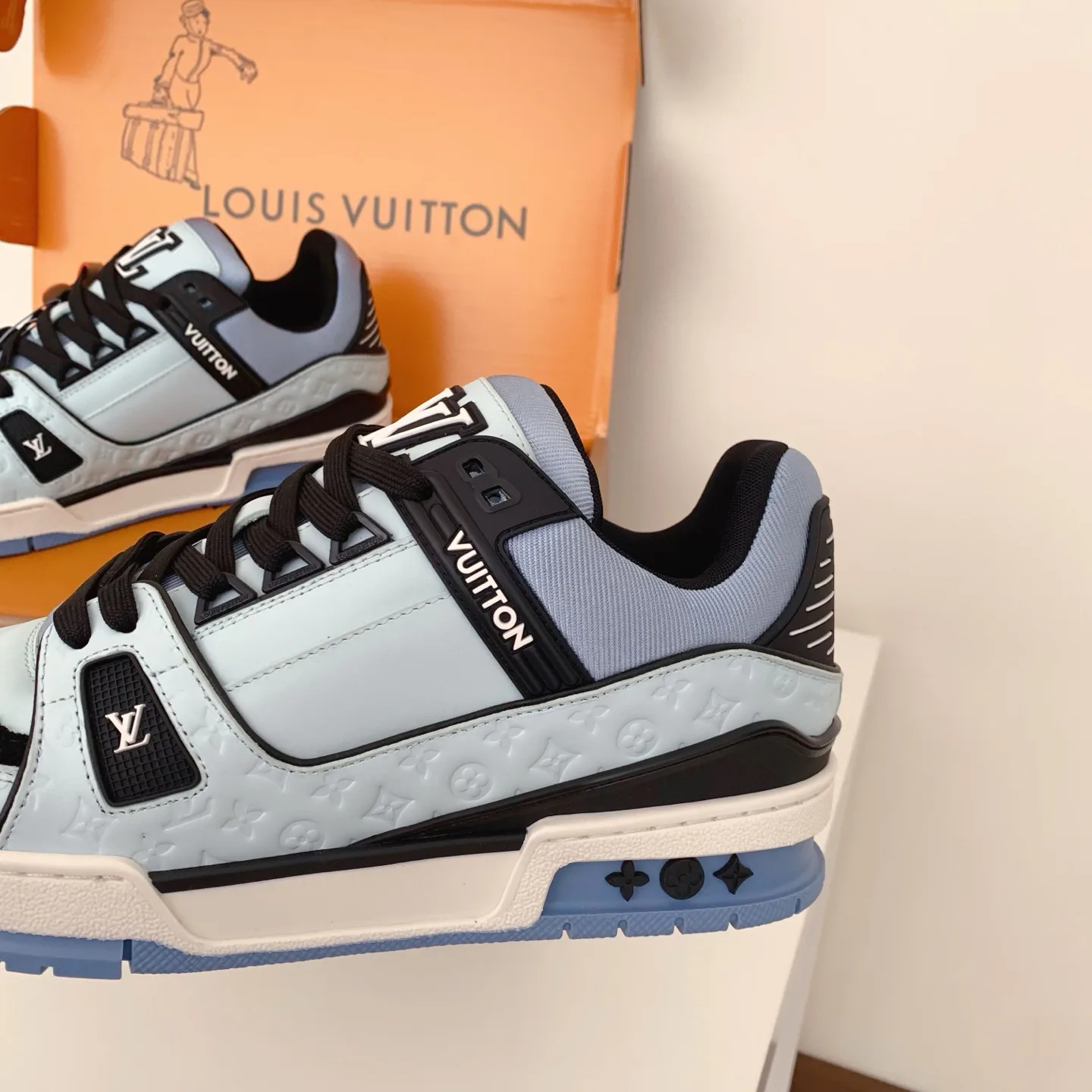 Кроссовки Женские Louis Vuitton 18258380