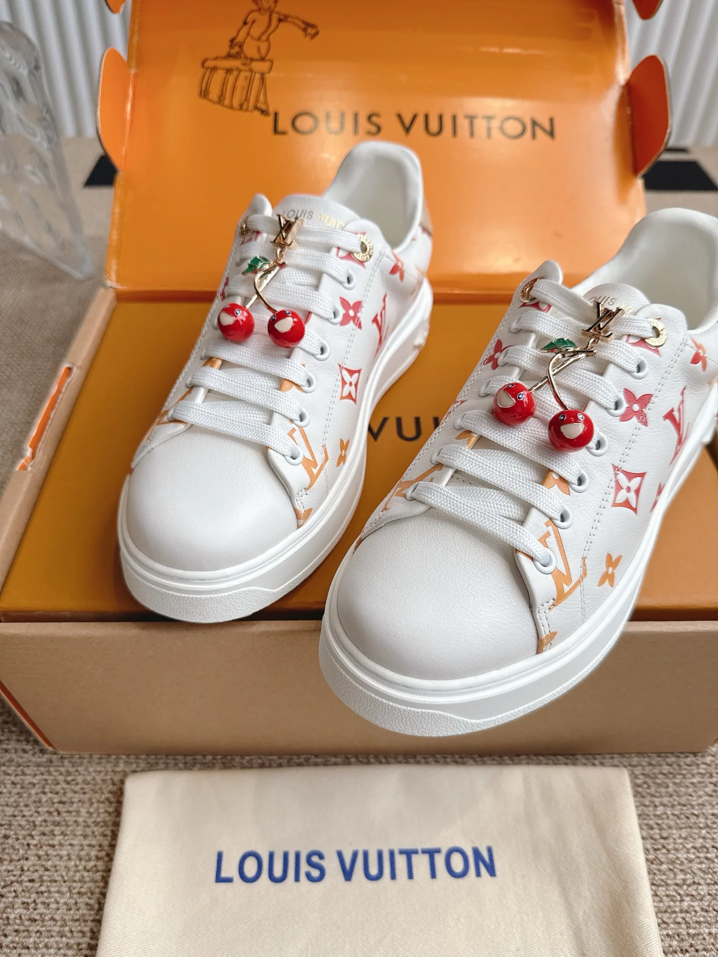 Кроссовки Женские Louis Vuitton 18857110