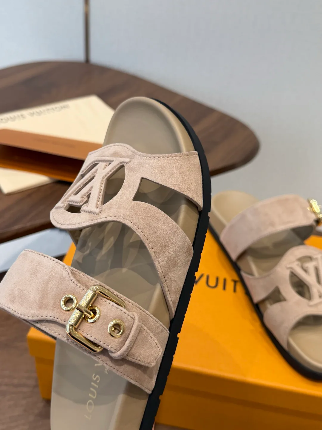 Шлепанцы Женские Louis Vuitton 18687518