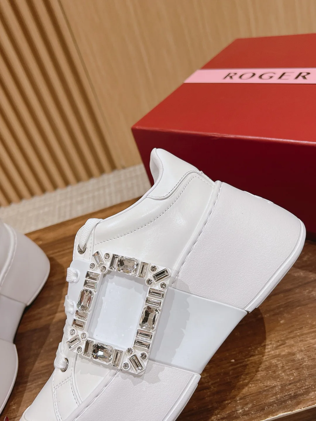 Кроссовки Женские Roger Vivier 18676632