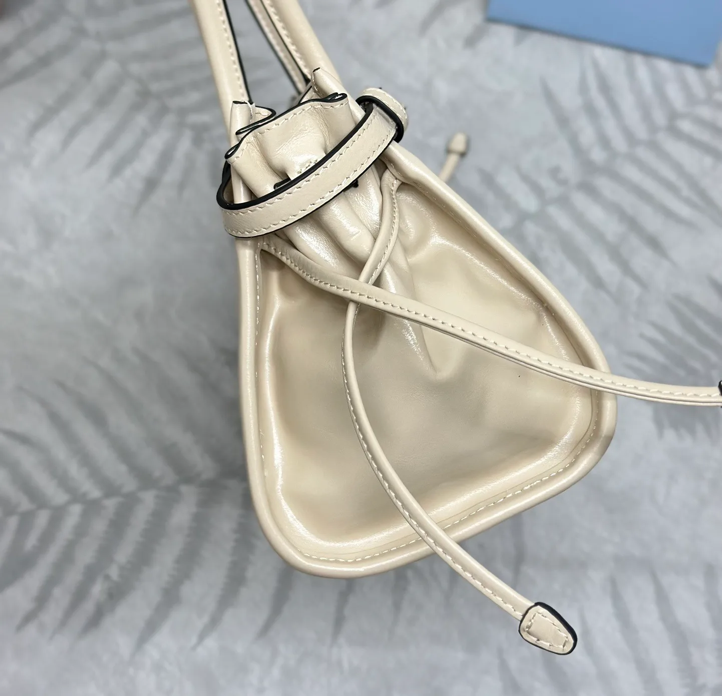 Классические Сумки Женские Prada 11462481