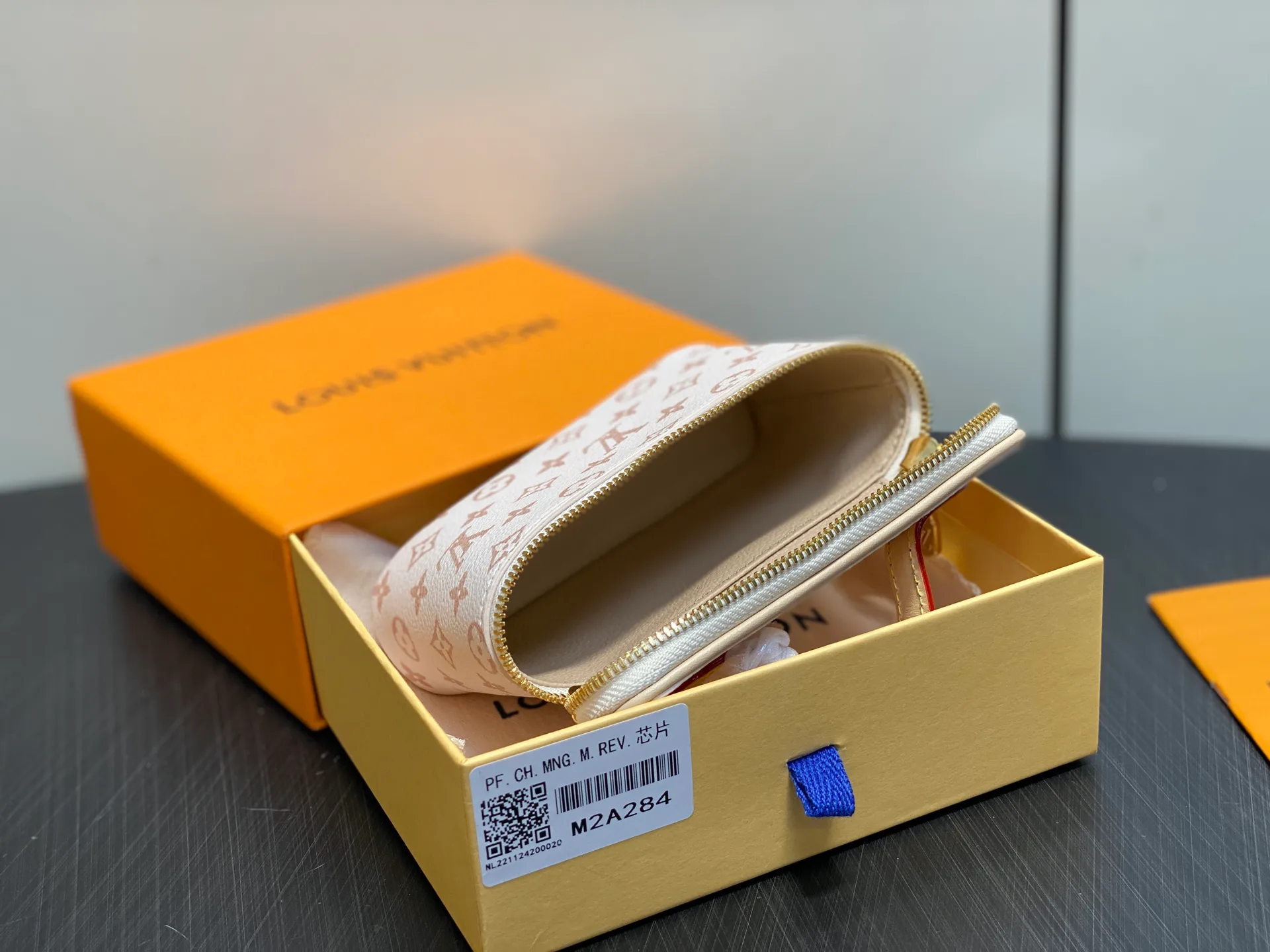 Клатчи Женские Louis Vuitton 18644359