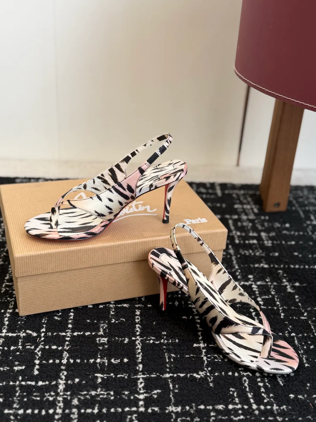 Босоножки Женские Christian Louboutin 18843459