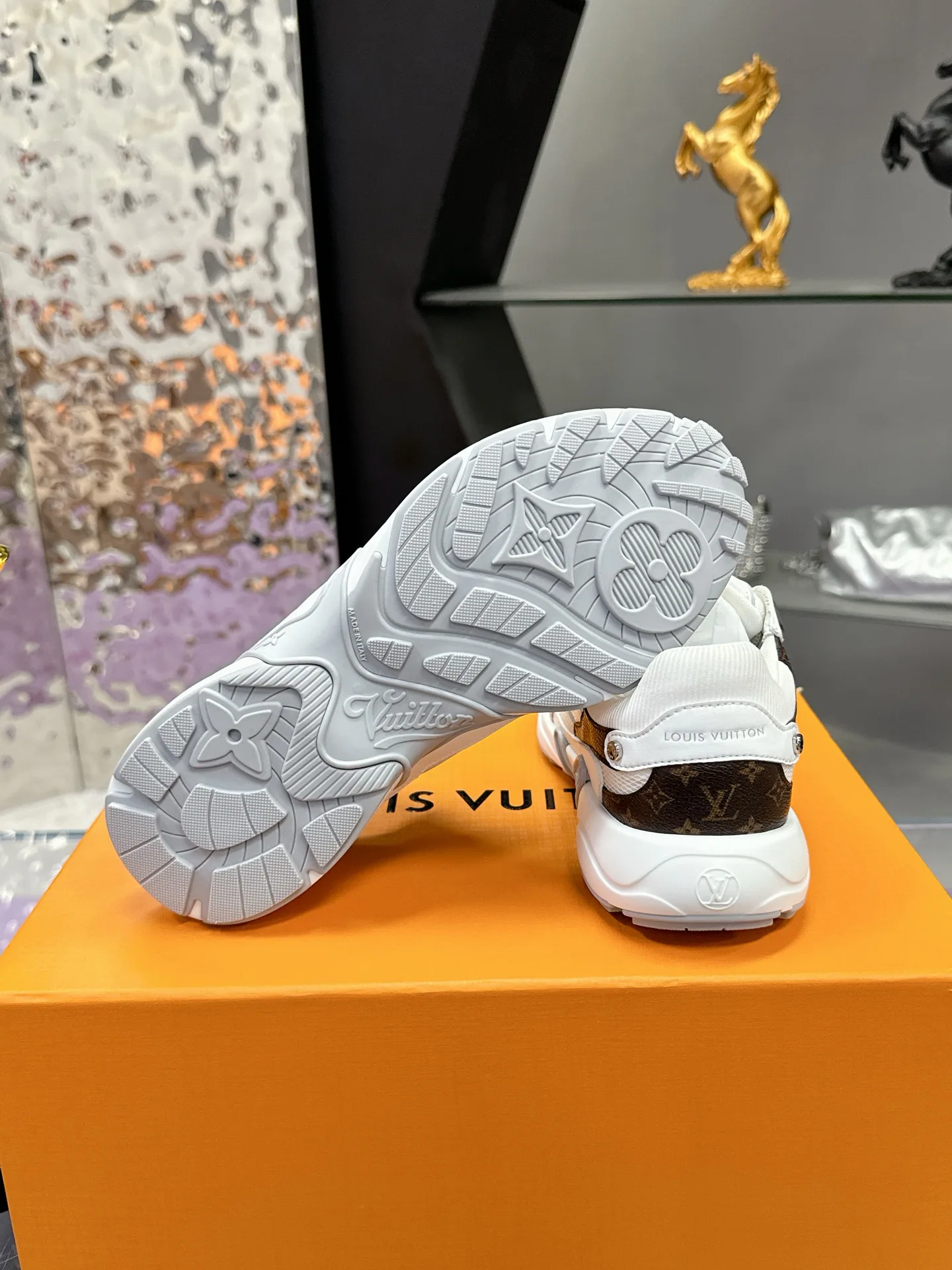 Кроссовки Женские Louis Vuitton 17530431