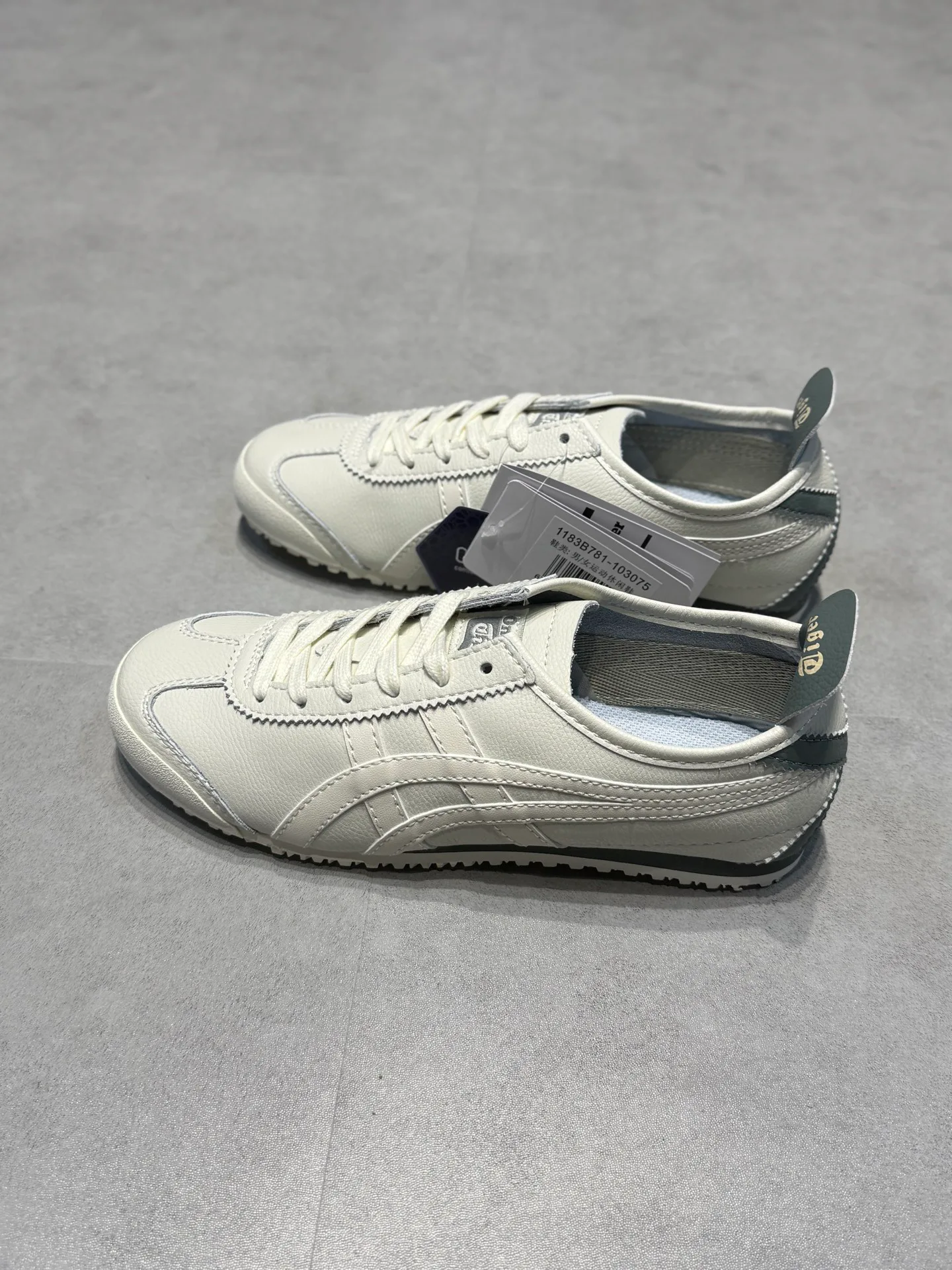 Кроссовки Женские Asics 18192627