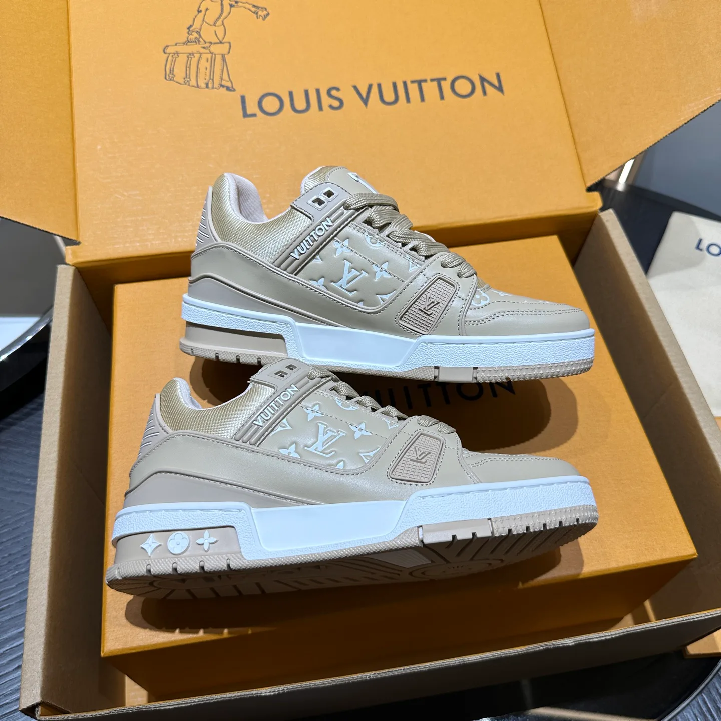 Кроссовки Женские Louis Vuitton 19472591
