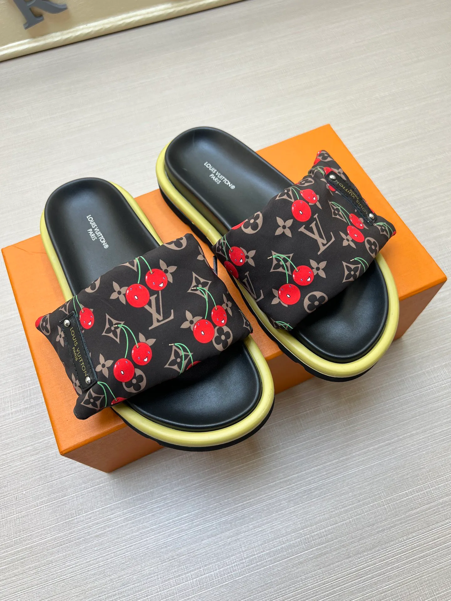 Шлепанцы Женские Louis Vuitton 9801570