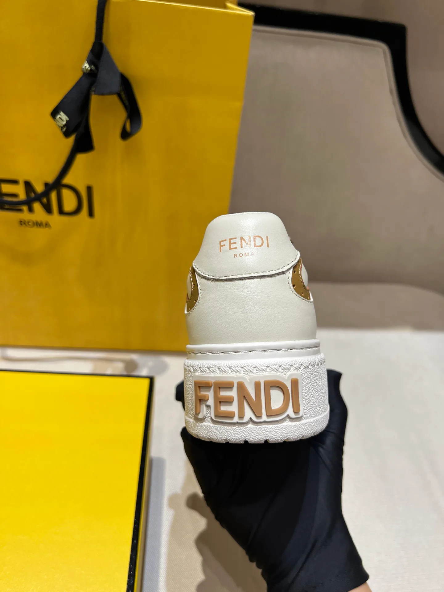 Кроссовки Женские Fendi 18020641