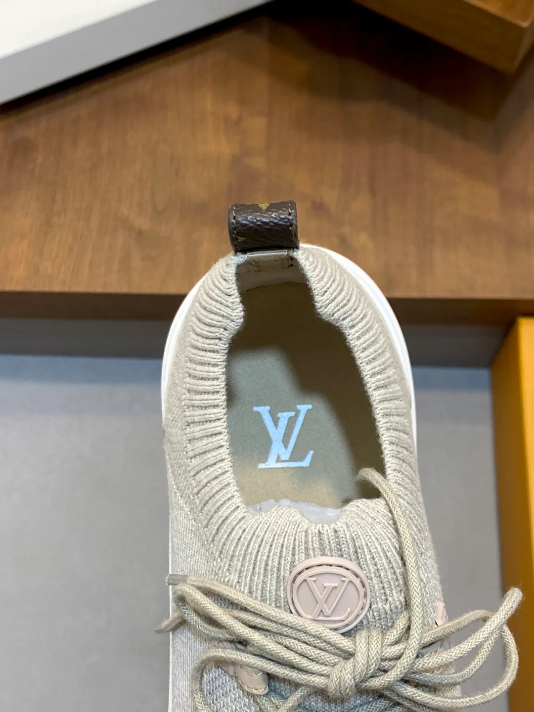 Кроссовки Женские Louis Vuitton 18749233