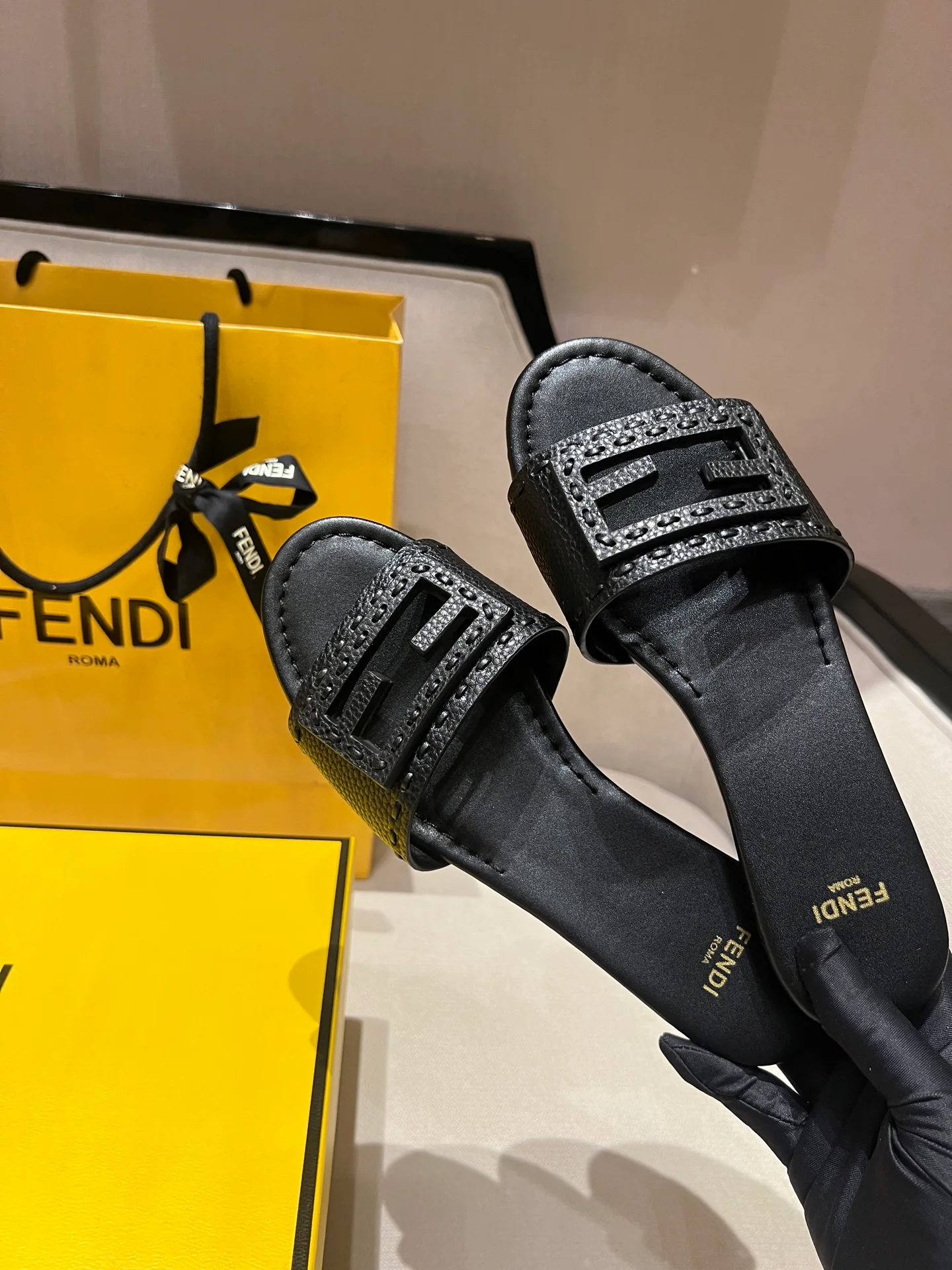 Шлепанцы Женские Fendi 17594293