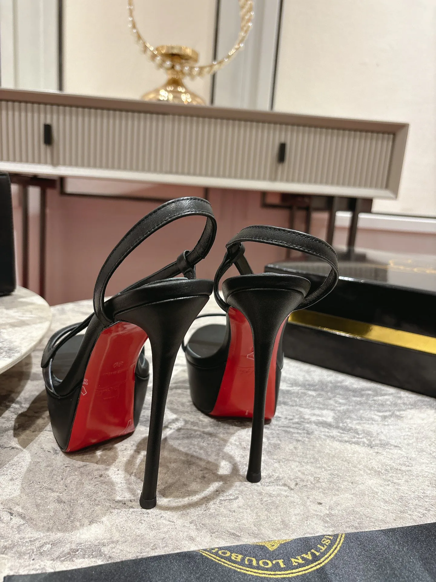 Босоножки Женские Christian Louboutin 19581793
