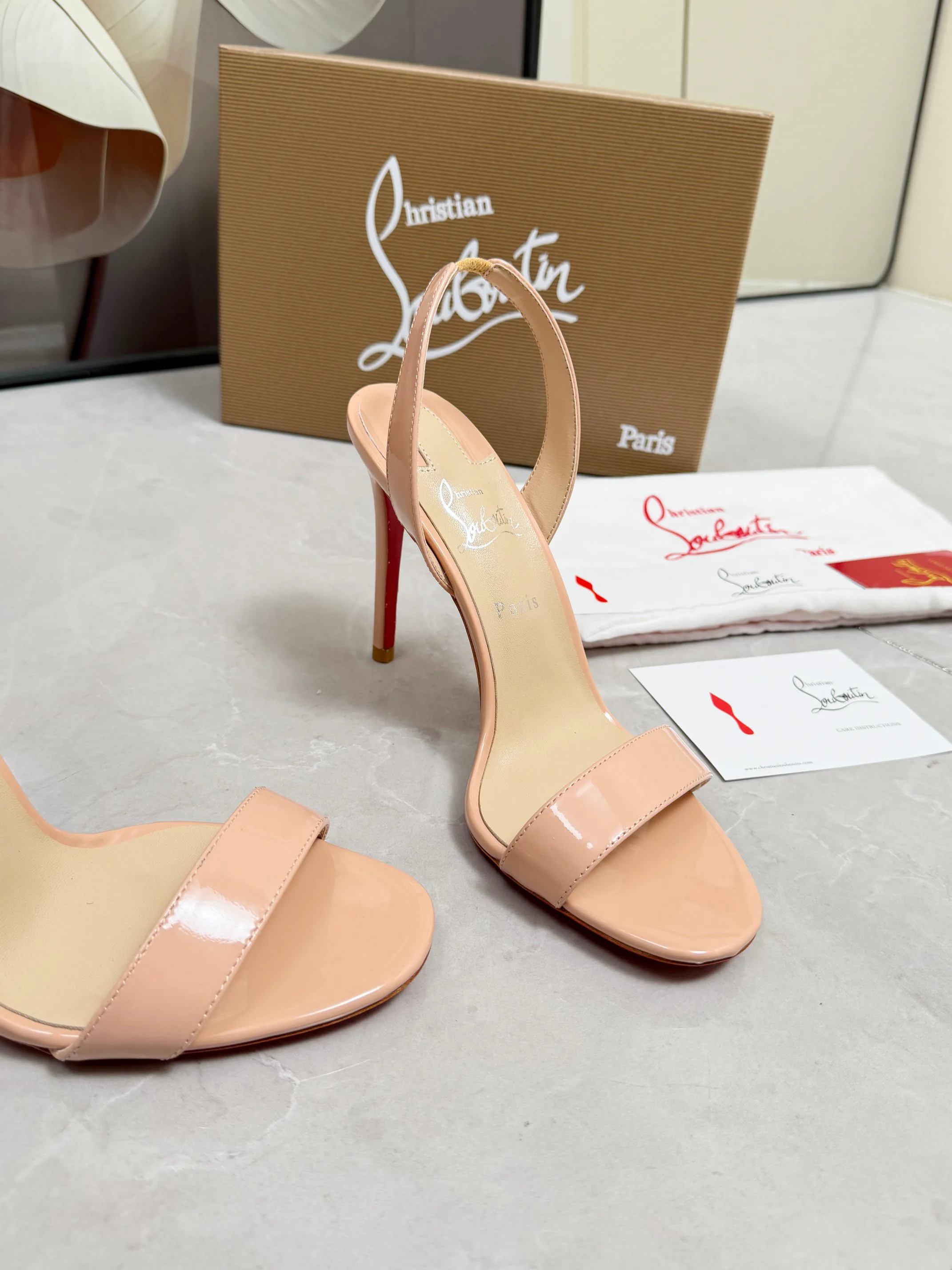 Босоножки Женские Christian Louboutin 18739792