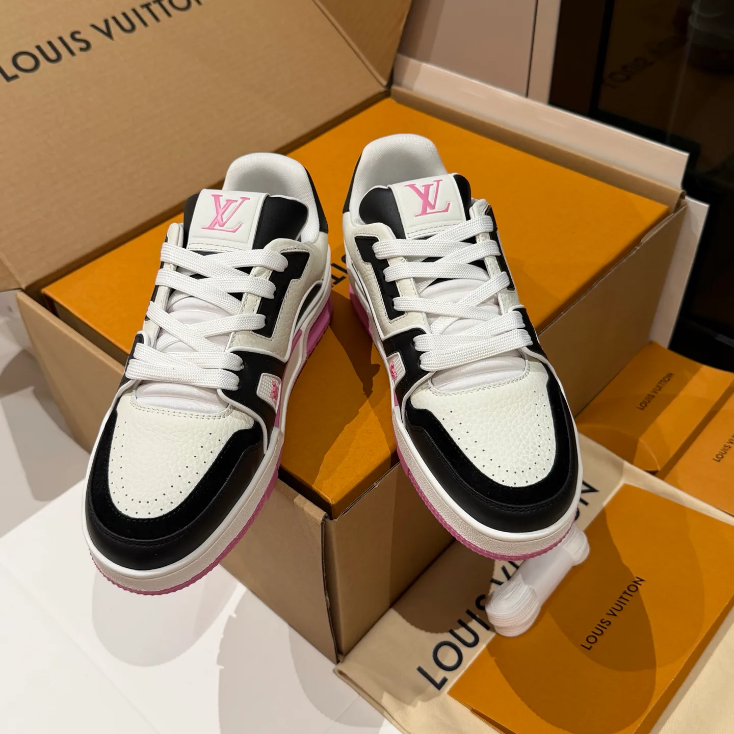Кроссовки Женские Louis Vuitton 18121557