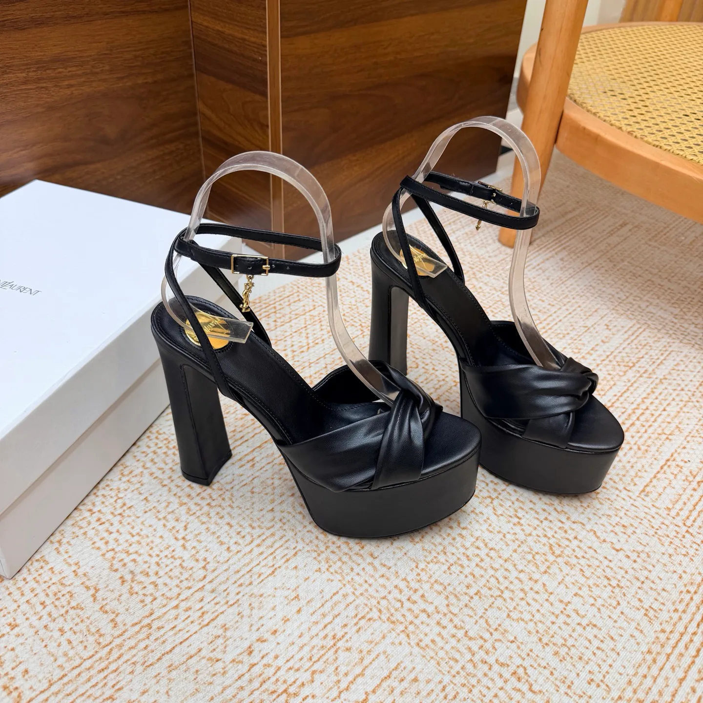 Босоножки Женские Saint Laurent 18104666