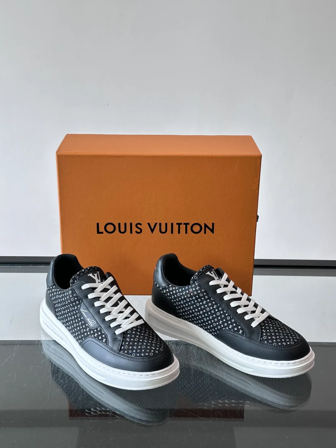 Кроссовки Женские Louis Vuitton 18102291