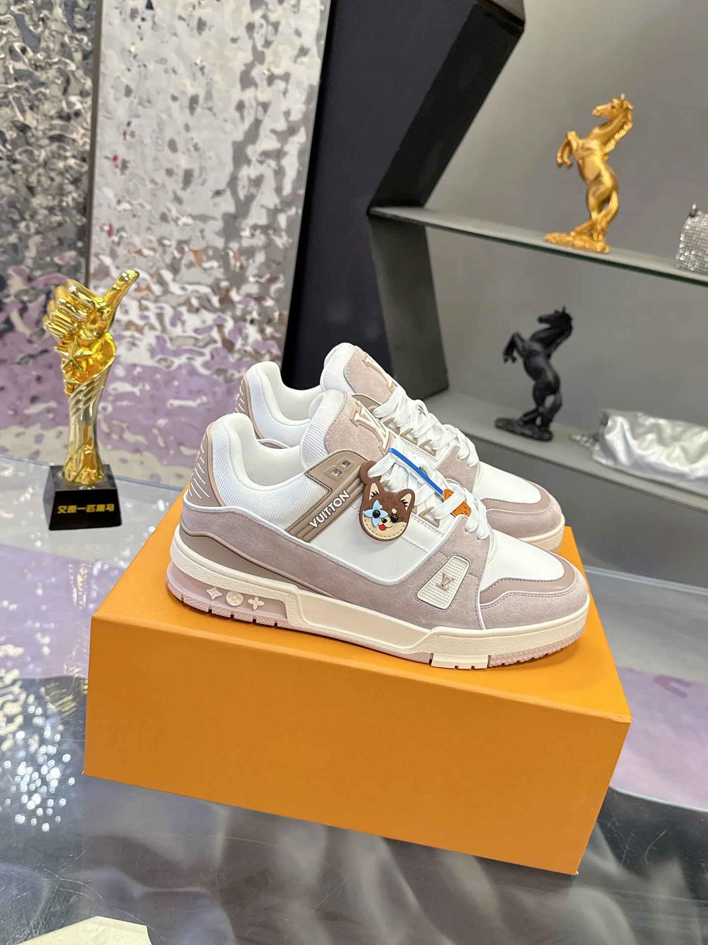 Кроссовки Женские Louis Vuitton 18104015