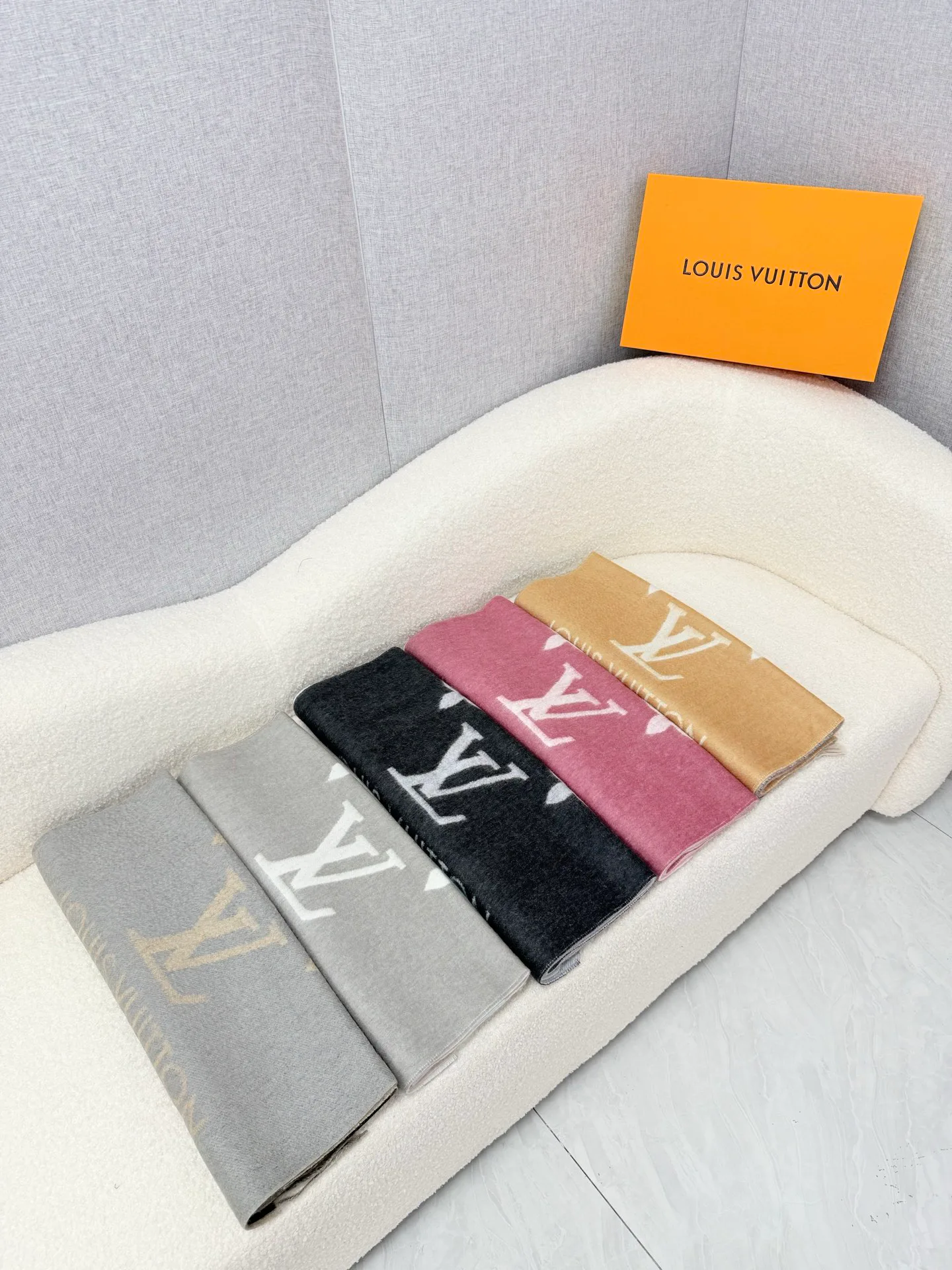 Шарфы Louis Vuitton 18322328