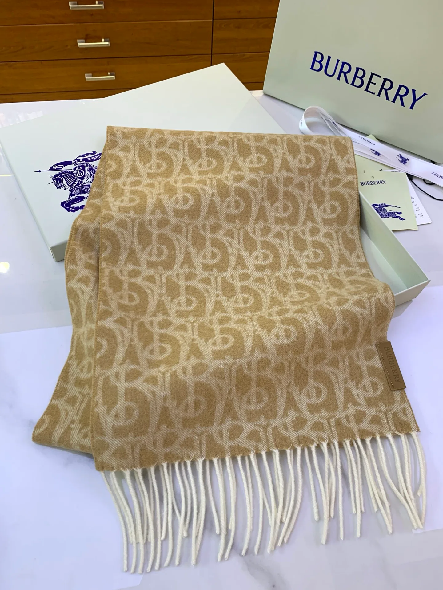 Шарфы Burberry 18039981